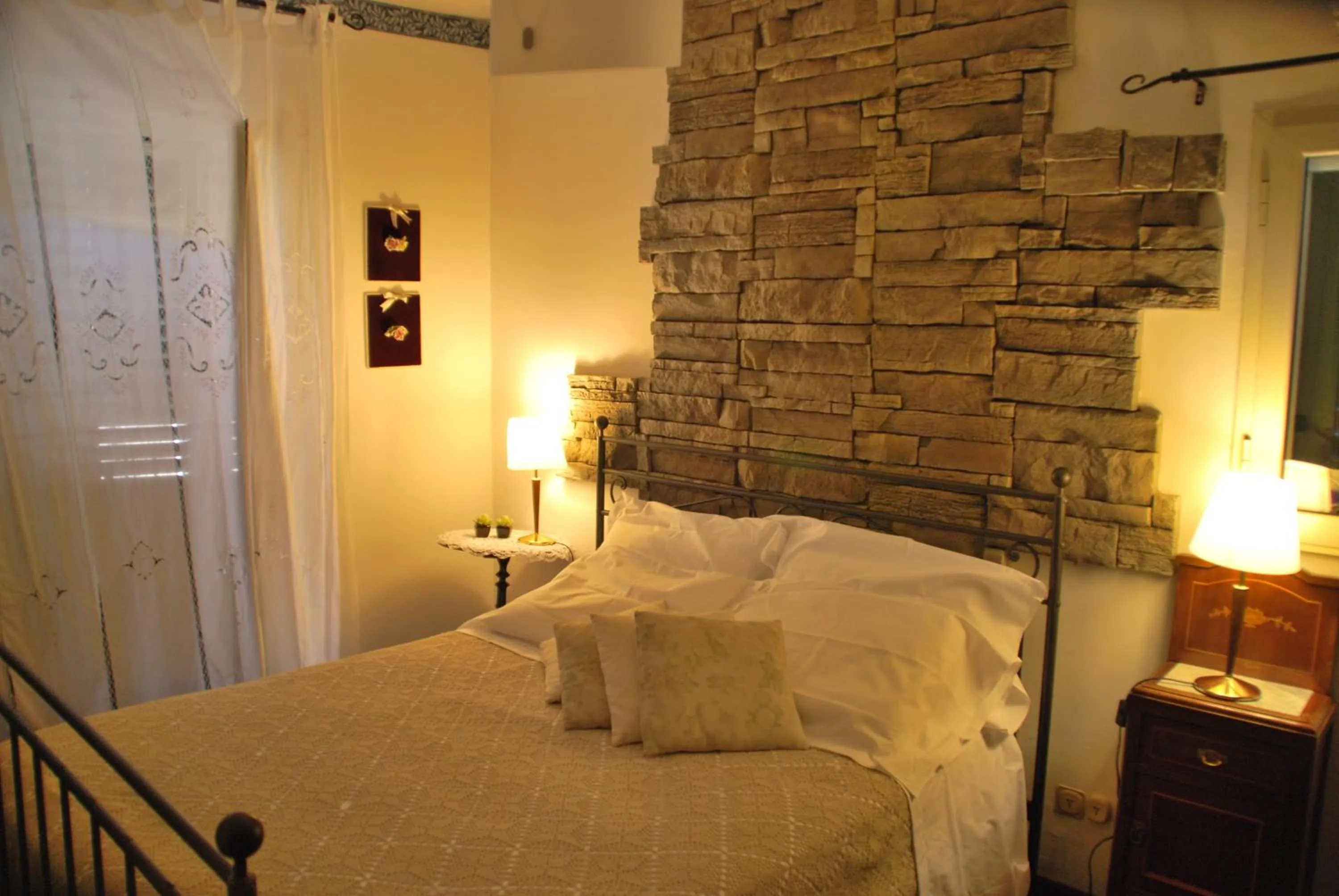 Photo of the whole room, Bed in Casa tipica siciliana patronale home BedandBreakfast TreMetriSoprailCielo Camere con vista, colazione interna in terrazzo panoramico