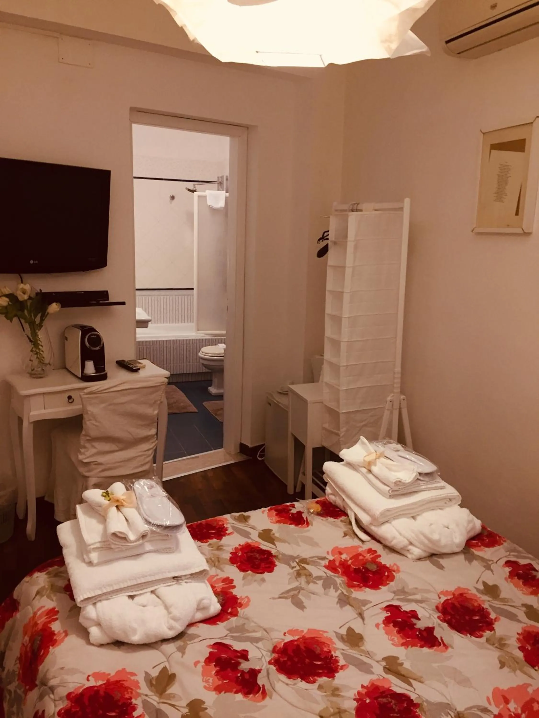 TV and multimedia, Bed in Casa tipica siciliana patronale home BedandBreakfast TreMetriSoprailCielo Camere con vista, colazione interna in terrazzo panoramico