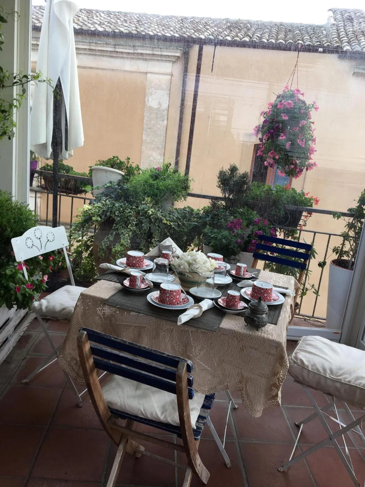 Patio in Casa tipica siciliana patronale home BedandBreakfast TreMetriSoprailCielo Camere con vista, colazione interna in terrazzo panoramico