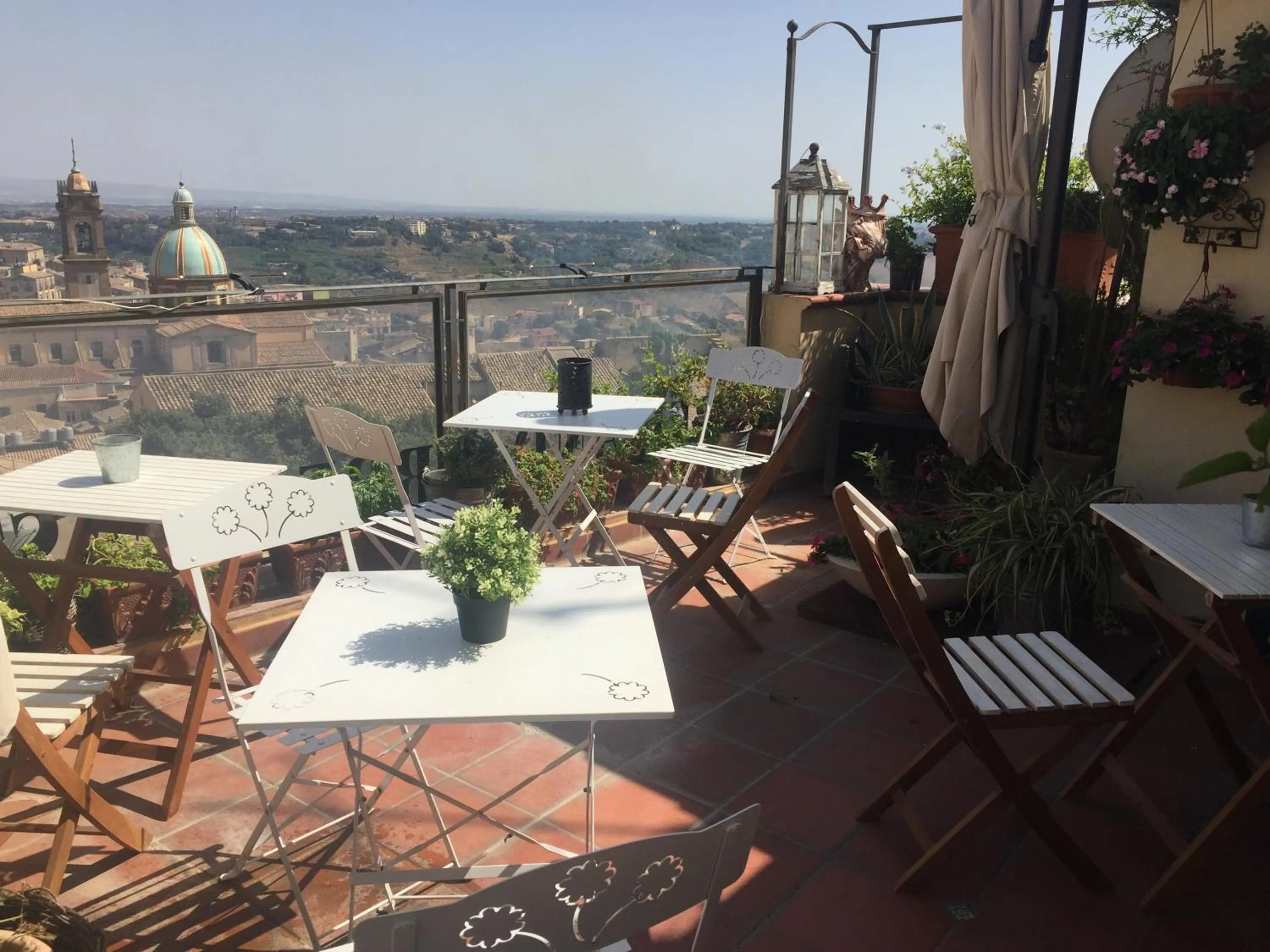 Balcony/Terrace in Casa tipica siciliana patronale home BedandBreakfast TreMetriSoprailCielo Camere con vista, colazione interna in terrazzo panoramico