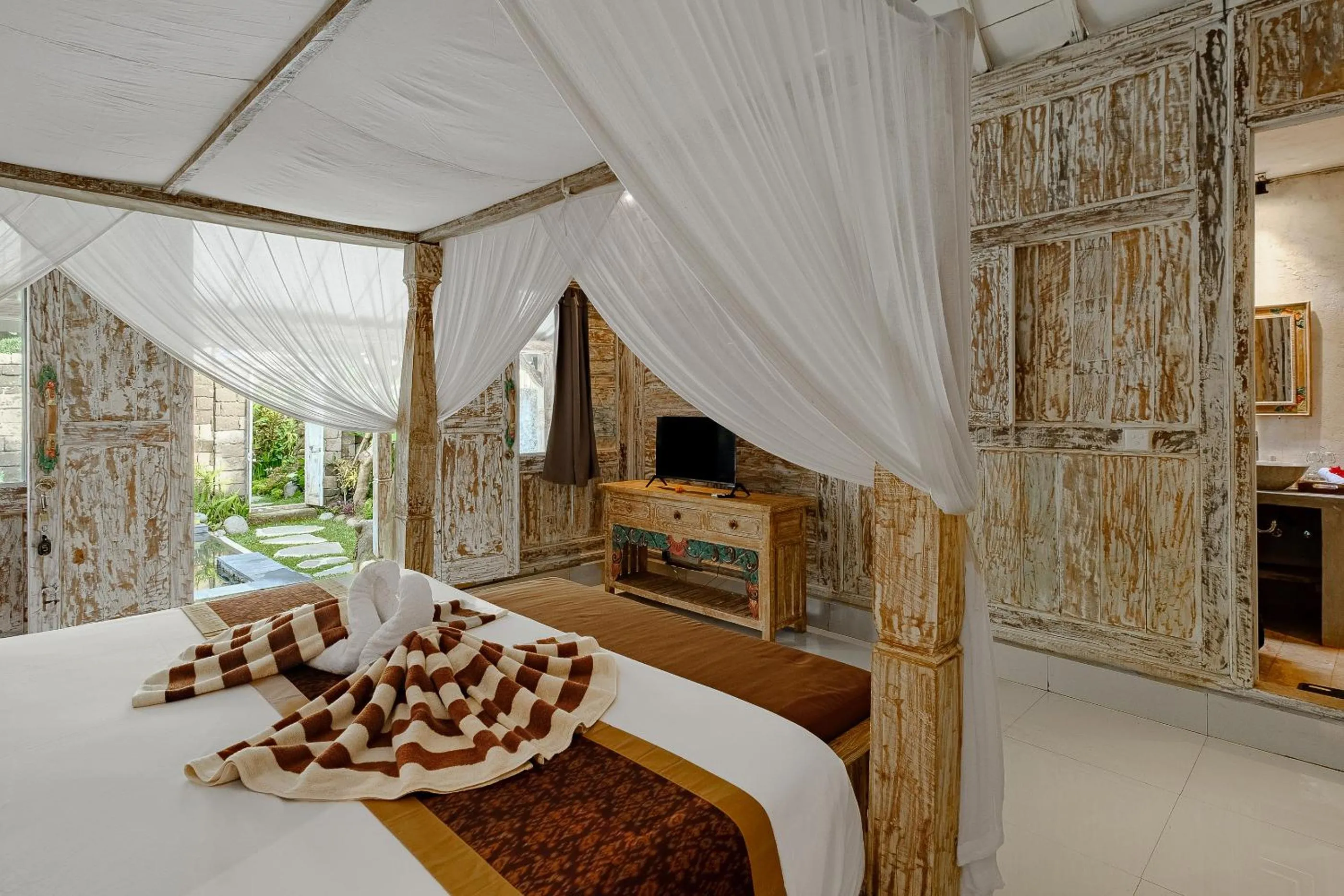 Bed in Pratiwi Ubud Villa
