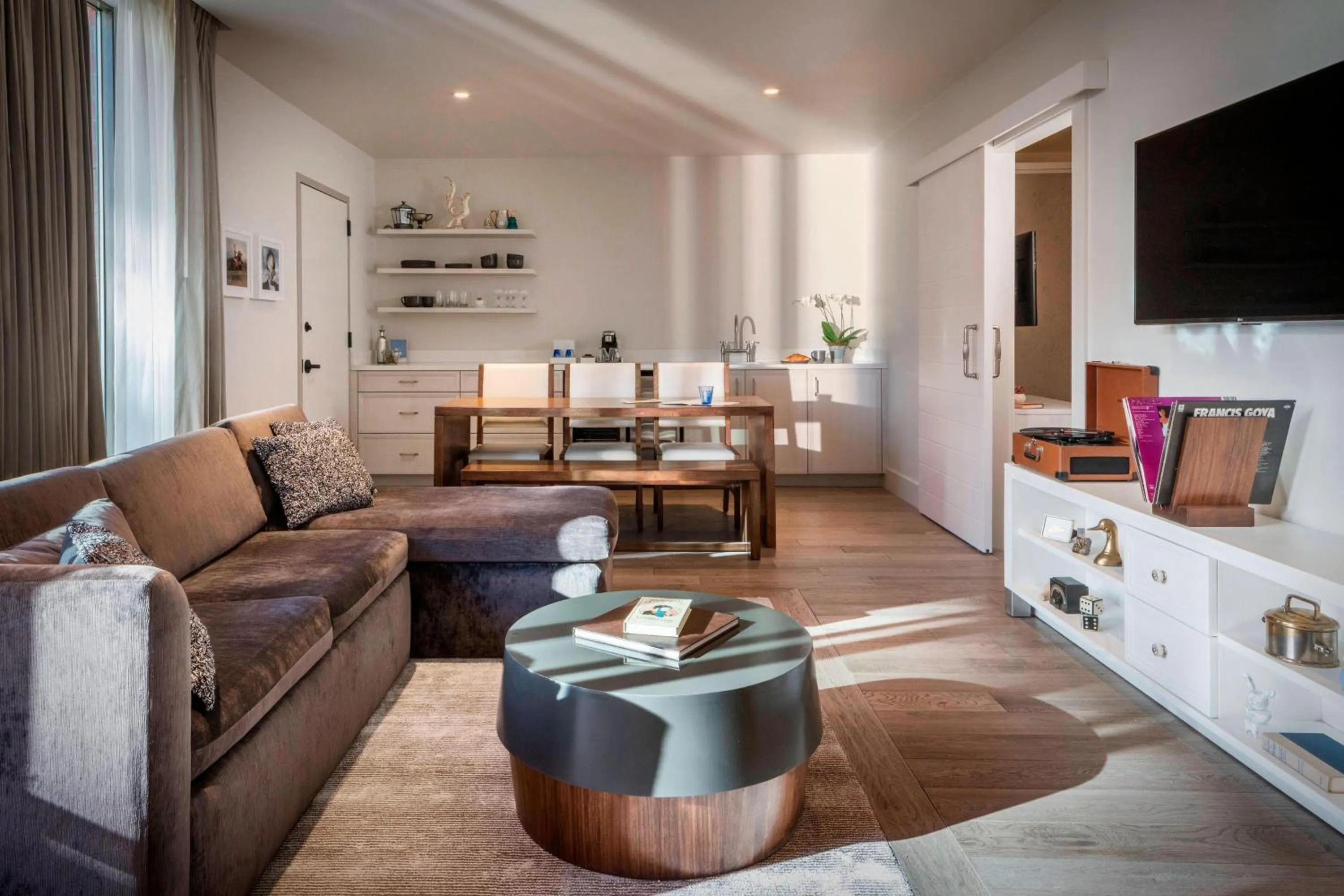 Living room in The Elizabeth Hotel, Autograph Collection