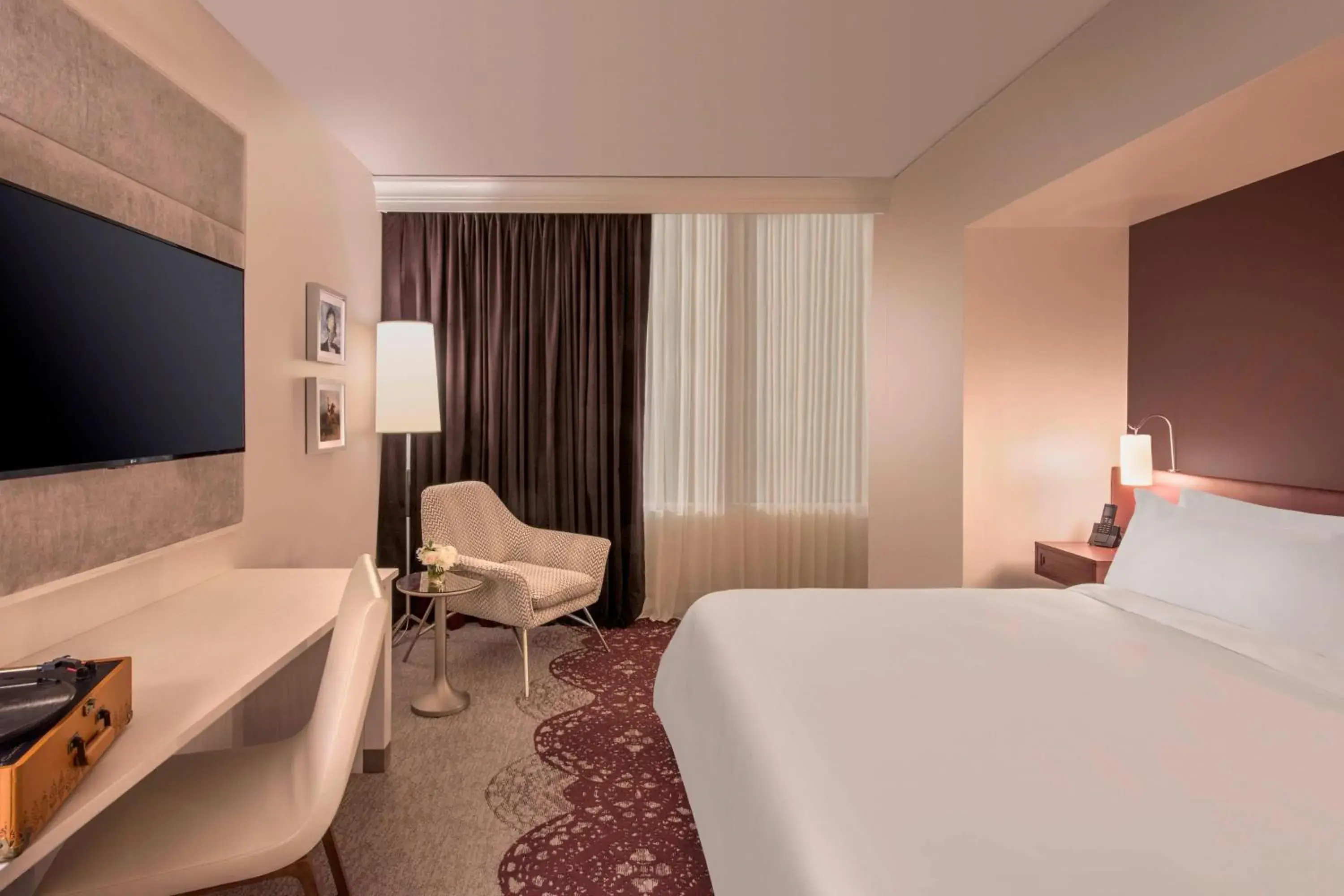 Guest room, 1 King, High floor in The Elizabeth Hotel, Autograph Collection Guest room, 1 King, High floor in The Elizabeth Hotel, Autograph Collection