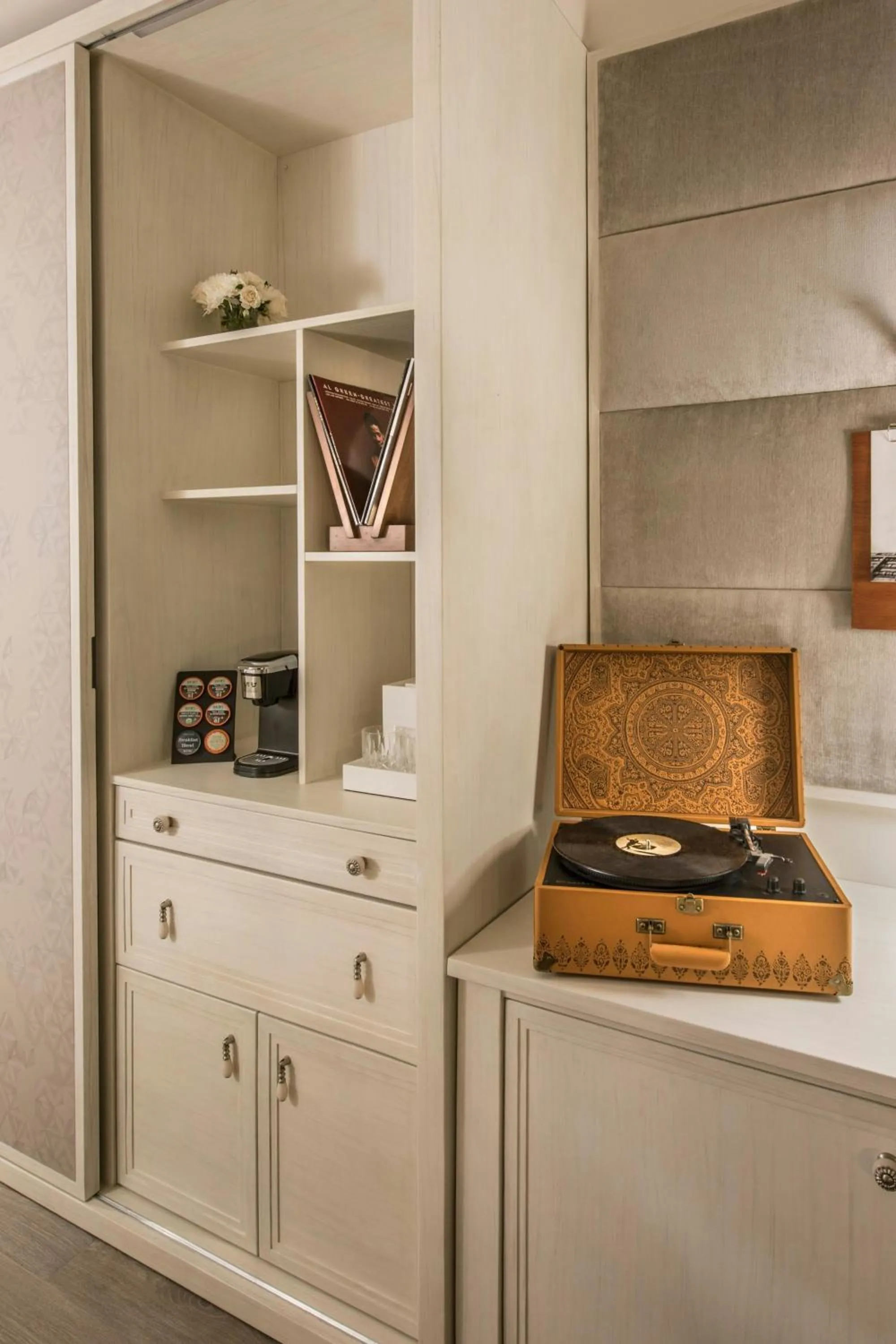 Photo of the whole room in The Elizabeth Hotel, Autograph Collection