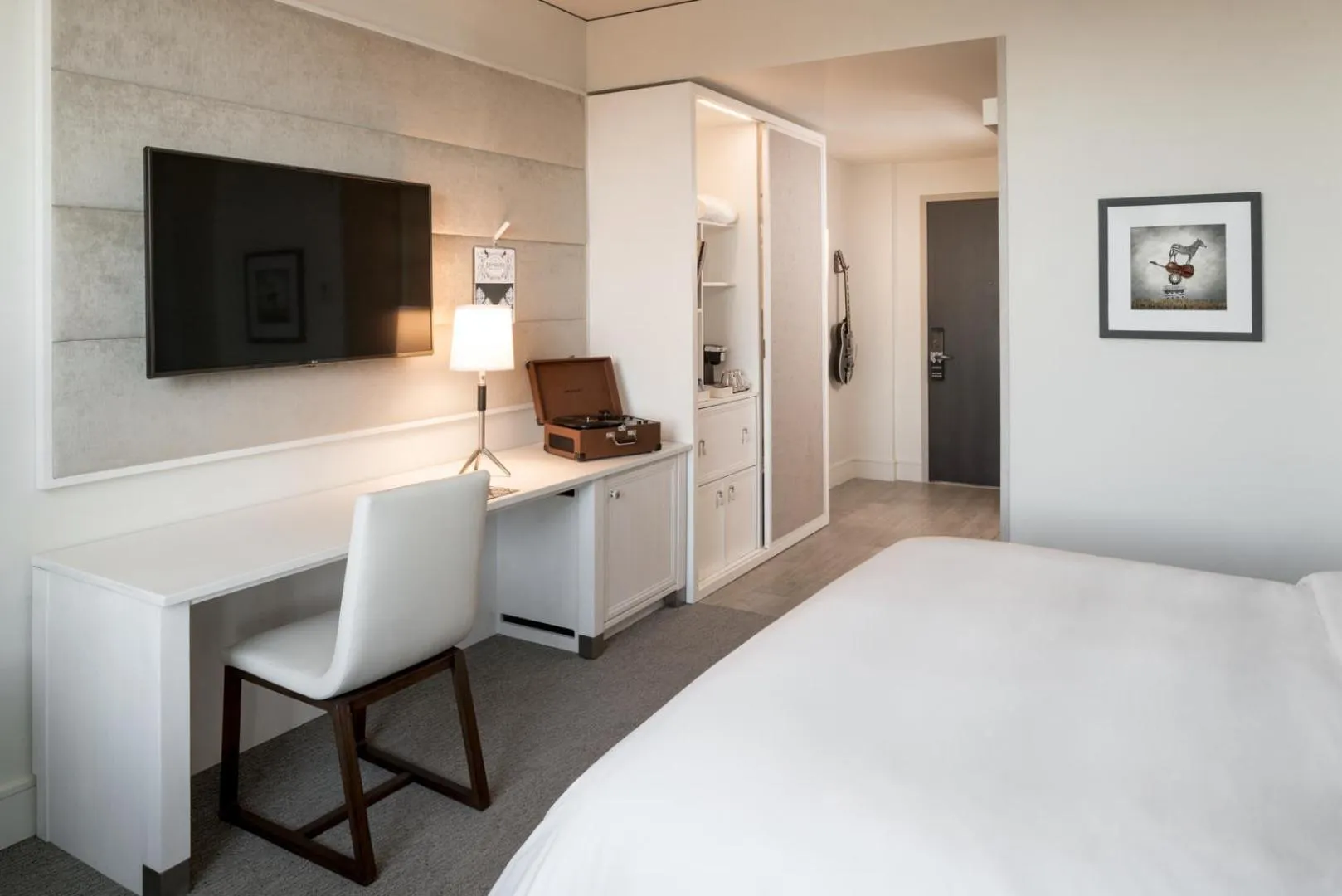 TV and multimedia, Bed in The Elizabeth Hotel, Autograph Collection