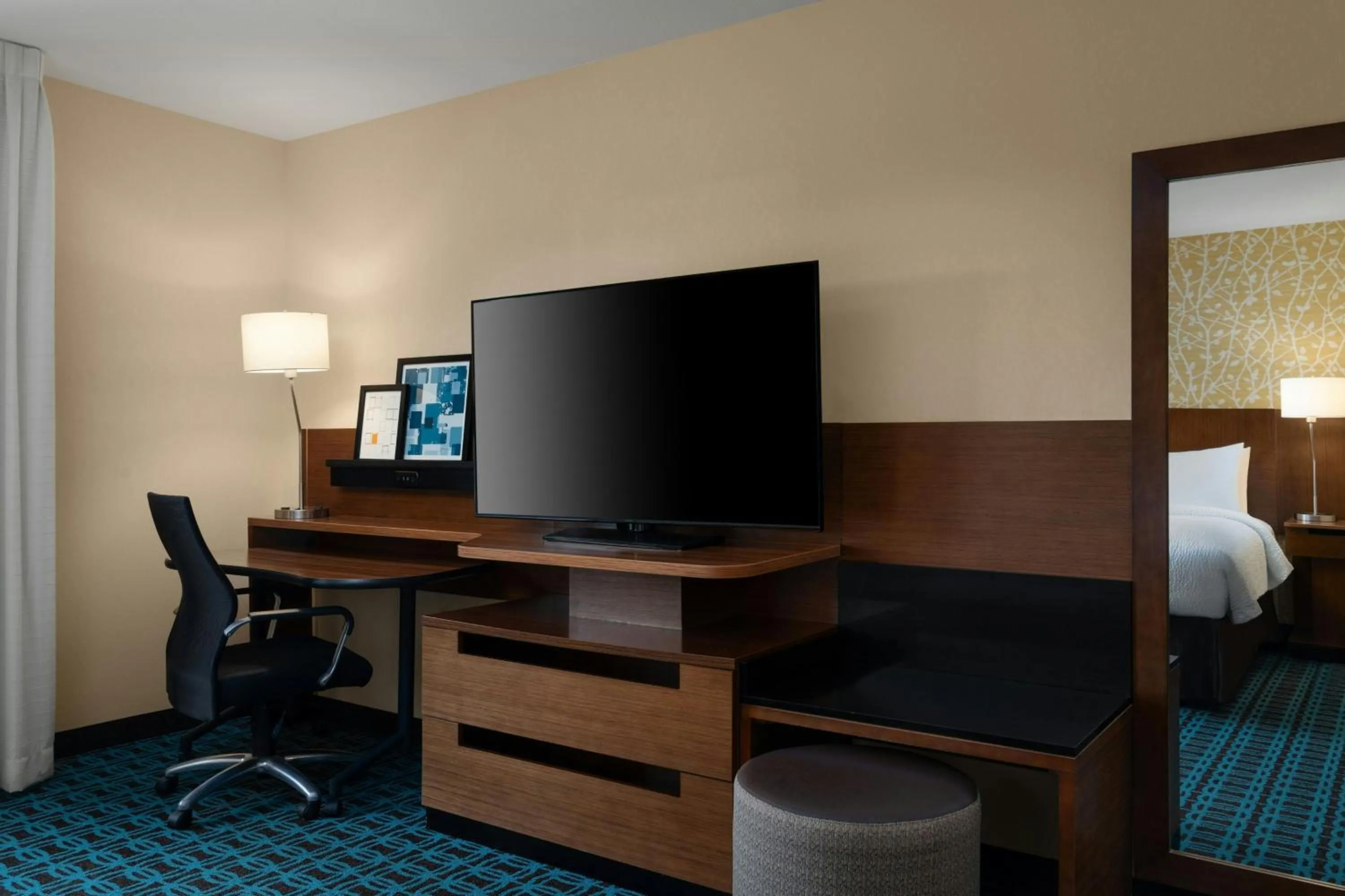 Photo of the whole room, Bed in Fairfield Inn & Suites by Marriott London