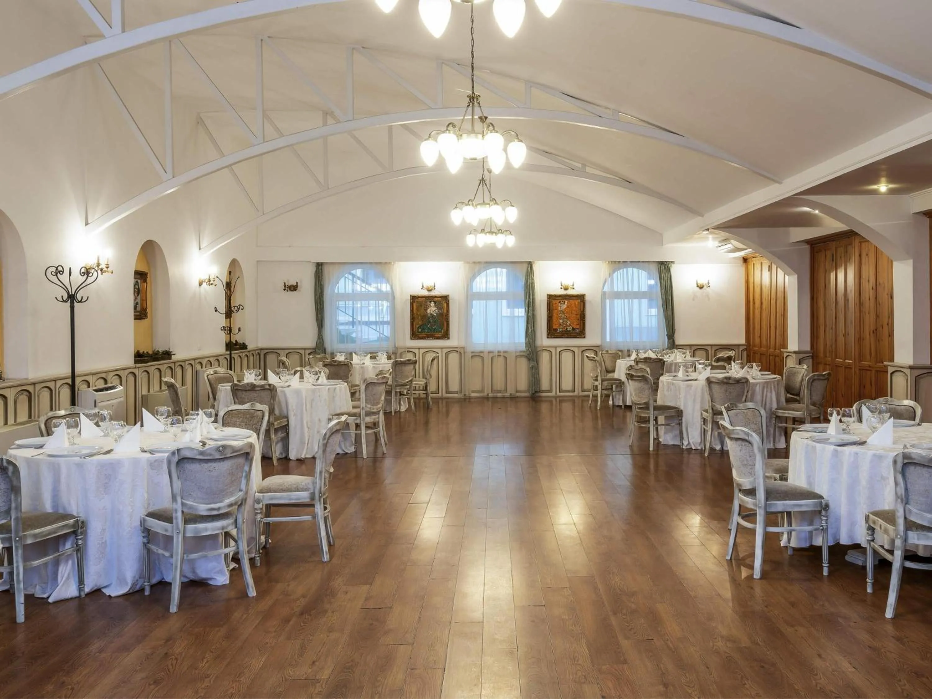 Restaurant/places to eat in Mercure Medias Binderbubi Hotel And Spa