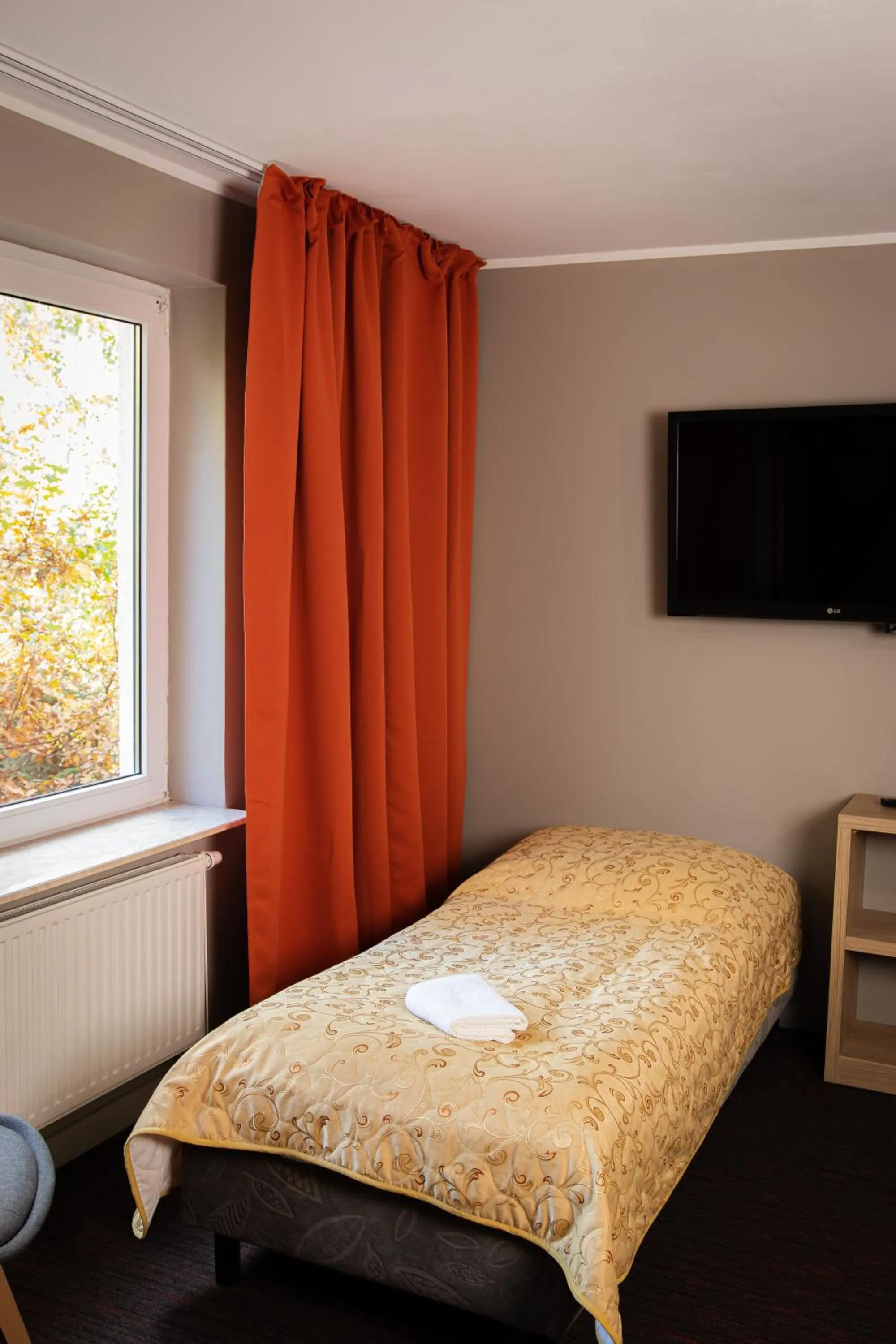Communal lounge/ TV room, Bed in Hotel Best Inn Bydgoszcz S5