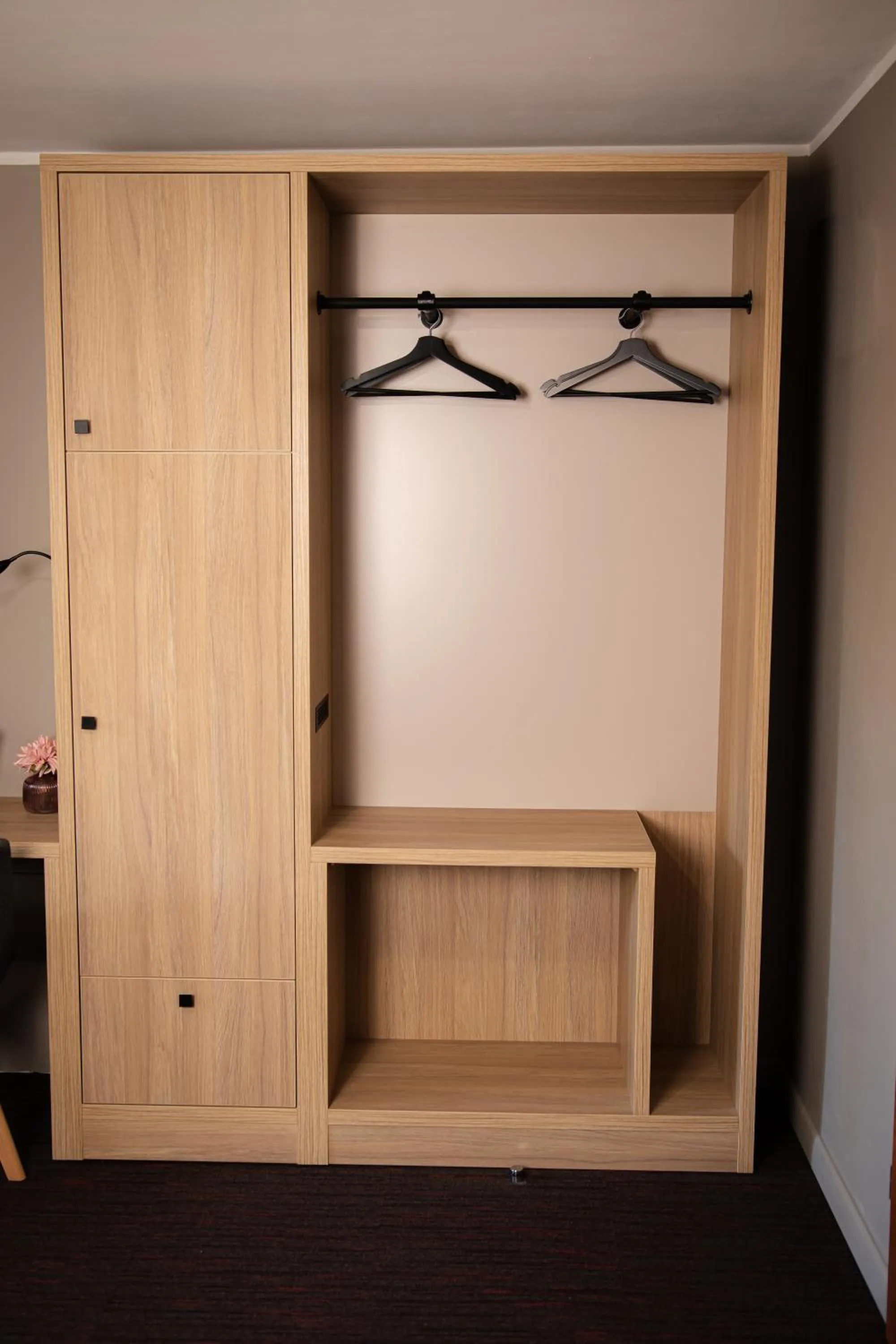 wardrobe in Hotel Best Inn Bydgoszcz S5