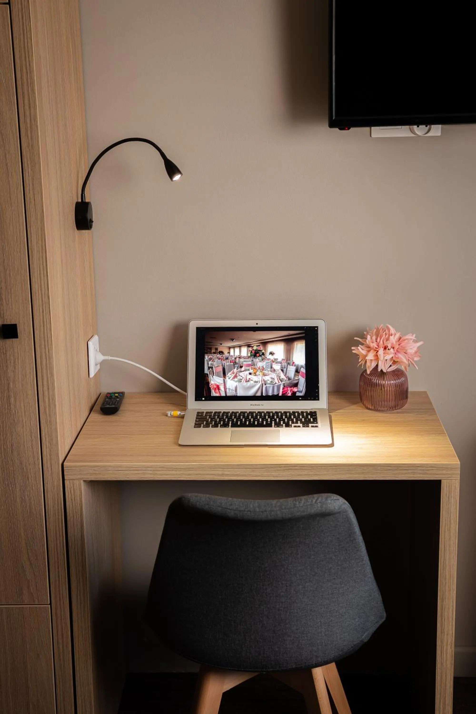 Communal lounge/ TV room in Hotel Best Inn Bydgoszcz S5