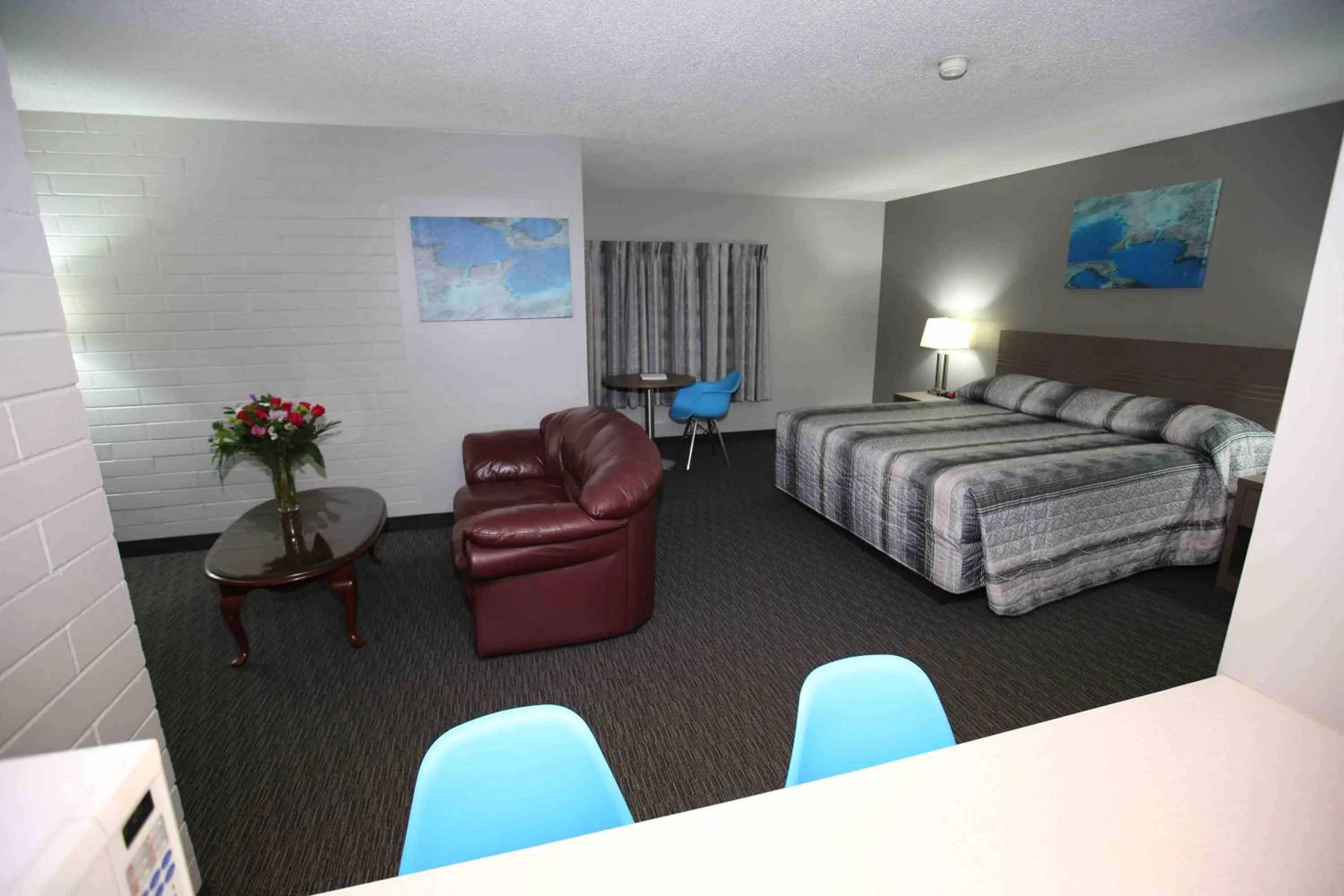 Living room, Bed in Stanford Inn & Suites