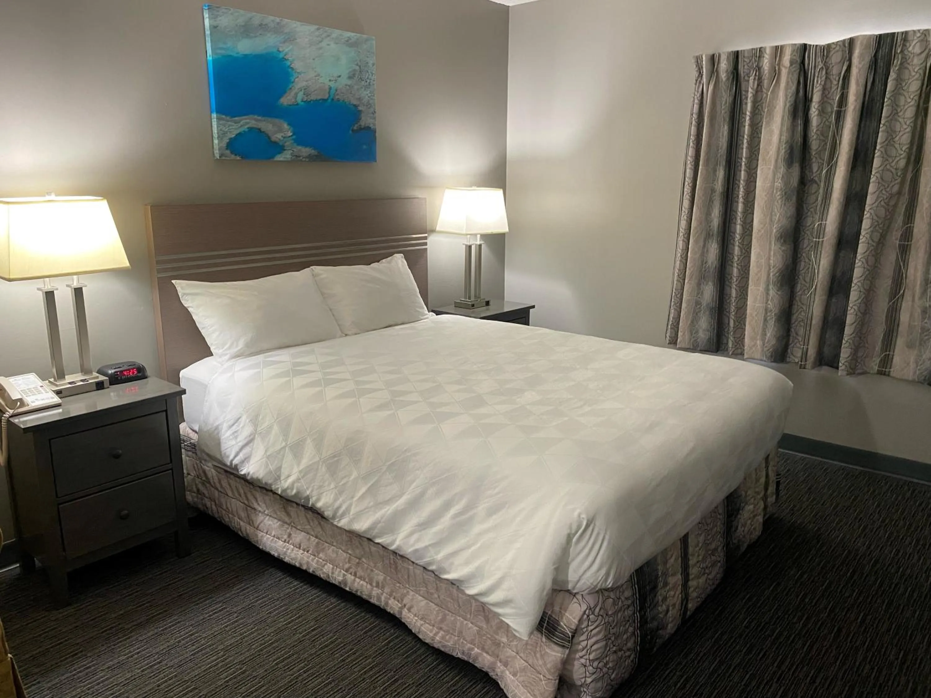 Bed in Stanford Inn & Suites