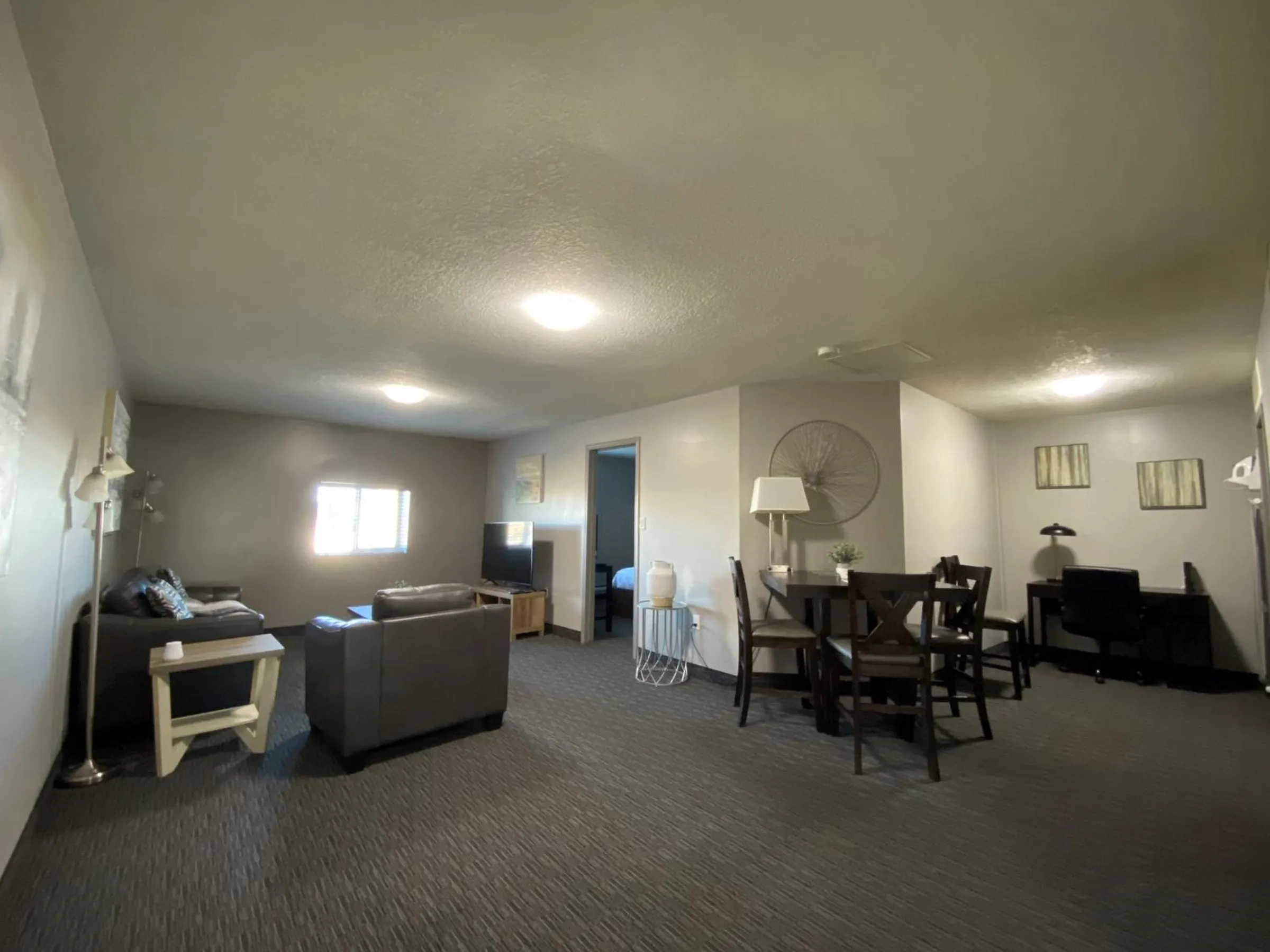 TV and multimedia in Stanford Inn & Suites