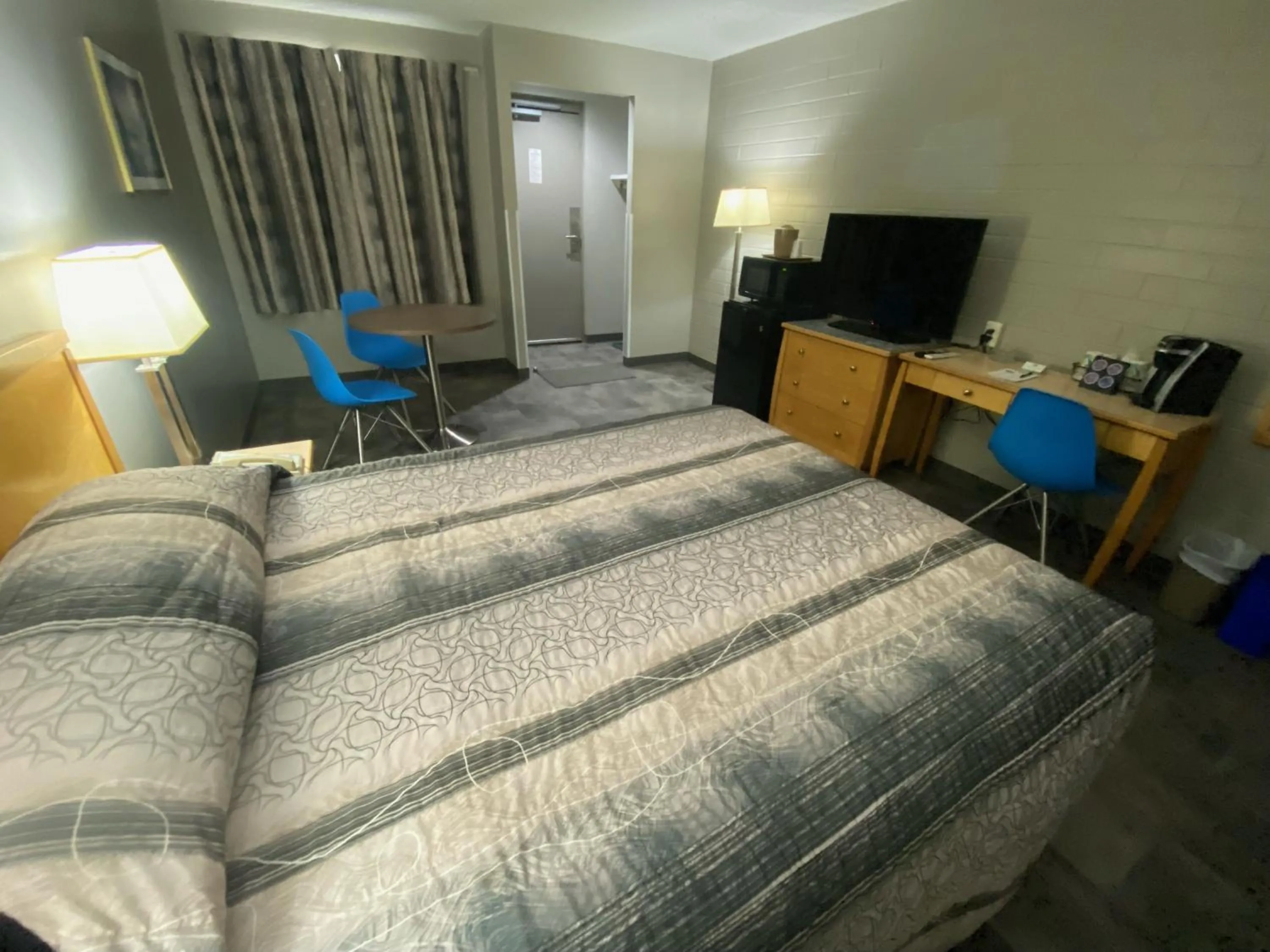 Photo of the whole room, Bed in Stanford Inn & Suites