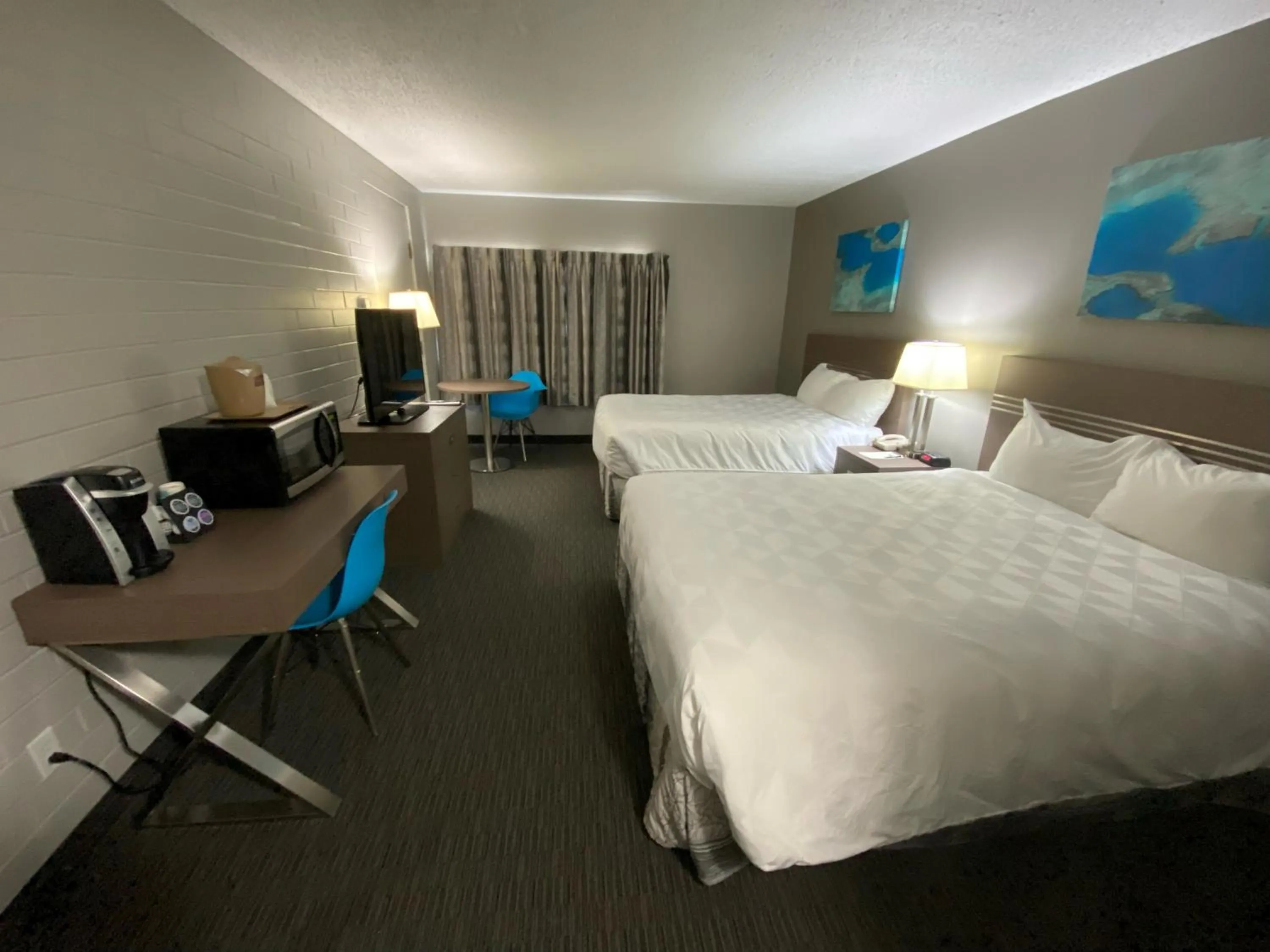 Photo of the whole room, Bed in Stanford Inn & Suites