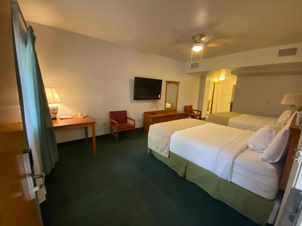 Bed in Garden Inn and Suites Fresno