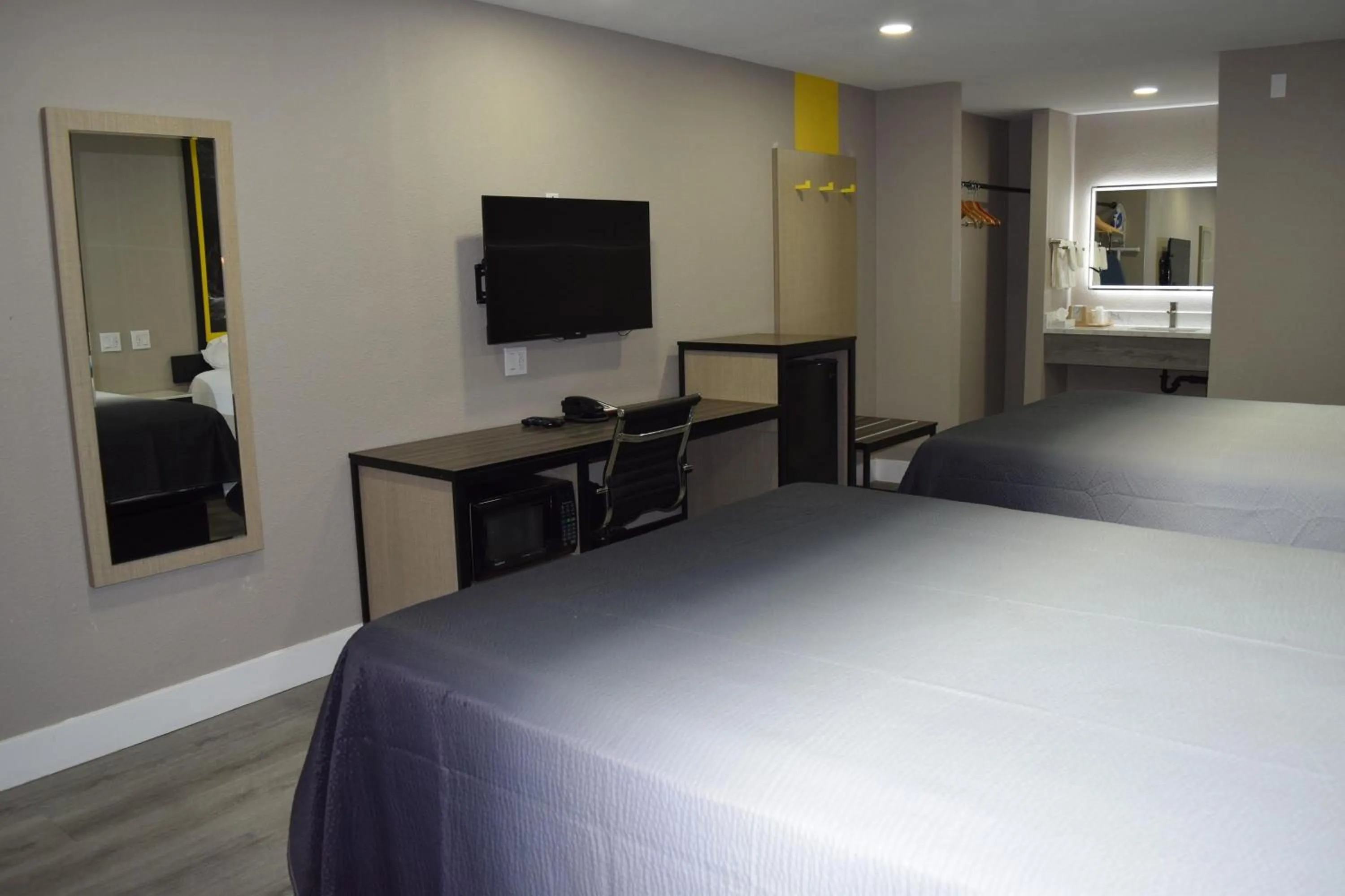 Photo of the whole room, Bed in Super 8 by Wyndham Visalia