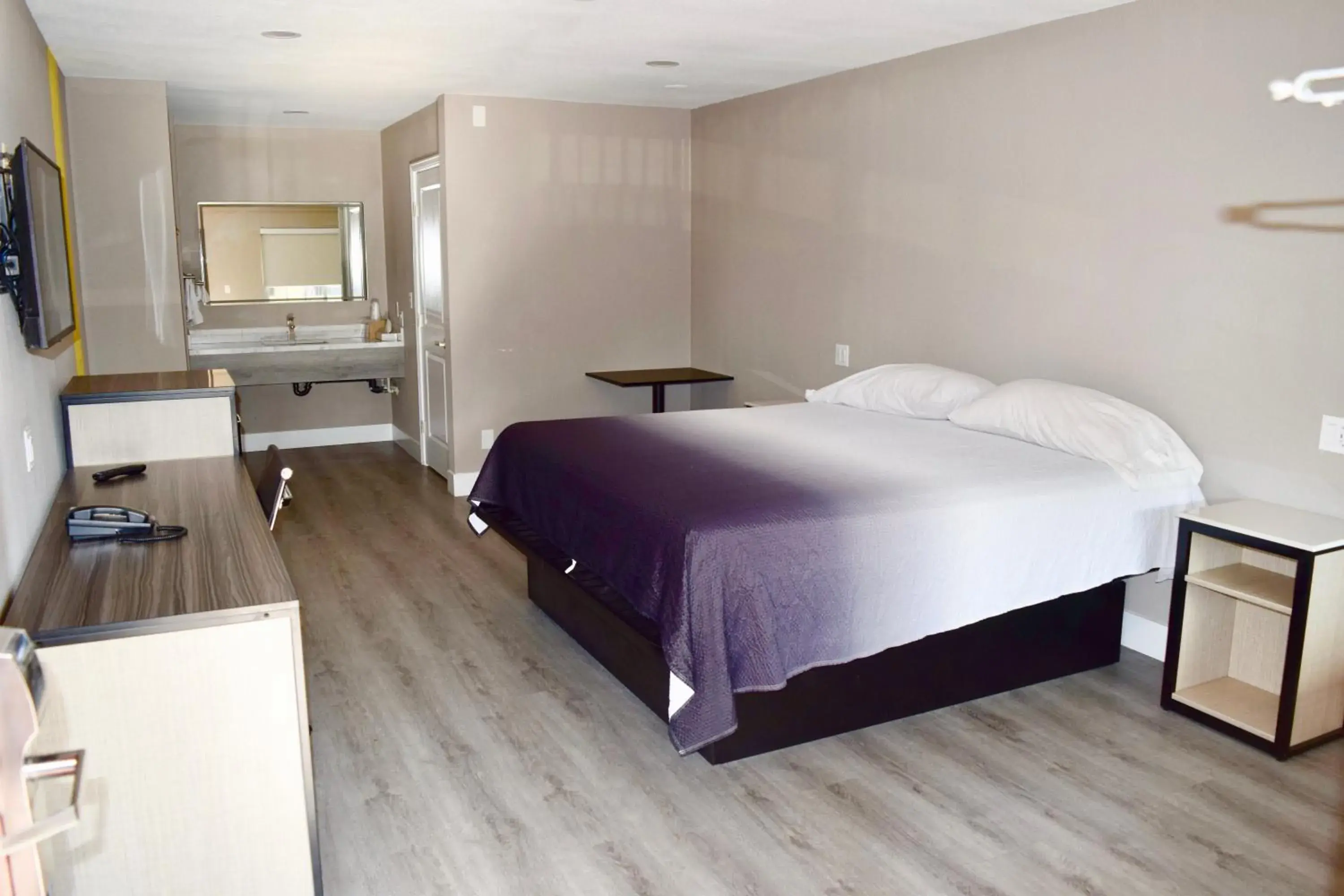 King Room with Mobility/Hearing Impaired Access - Non-Smoking in Super 8 by Wyndham Visalia King Room with Mobility/Hearing Impaired Access - Non-Smoking in Super 8 by Wyndham Visalia