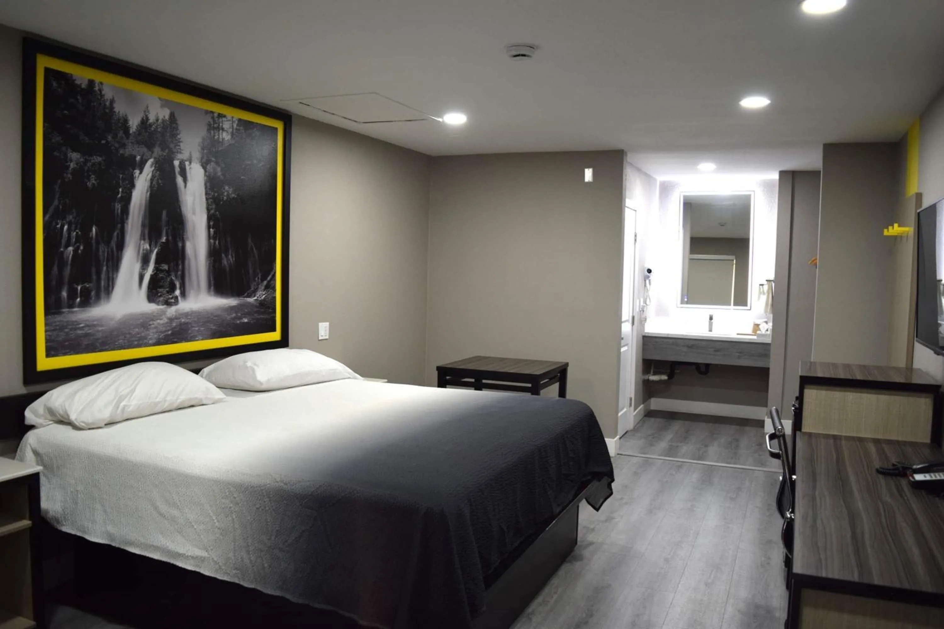 Photo of the whole room, Bed in Super 8 by Wyndham Visalia