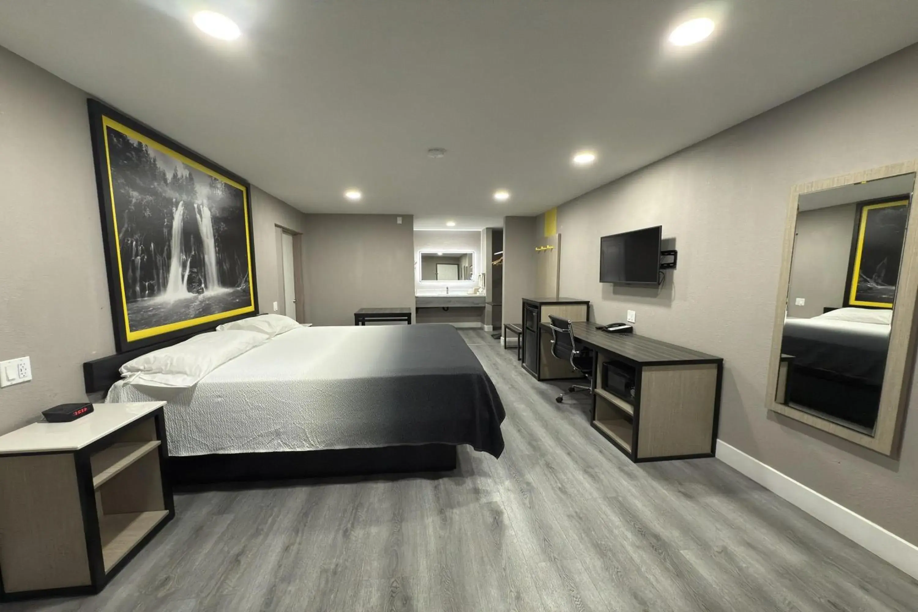 Photo of the whole room, Bed in Super 8 by Wyndham Visalia Photo of the whole room, Bed in Super 8 by Wyndham Visalia