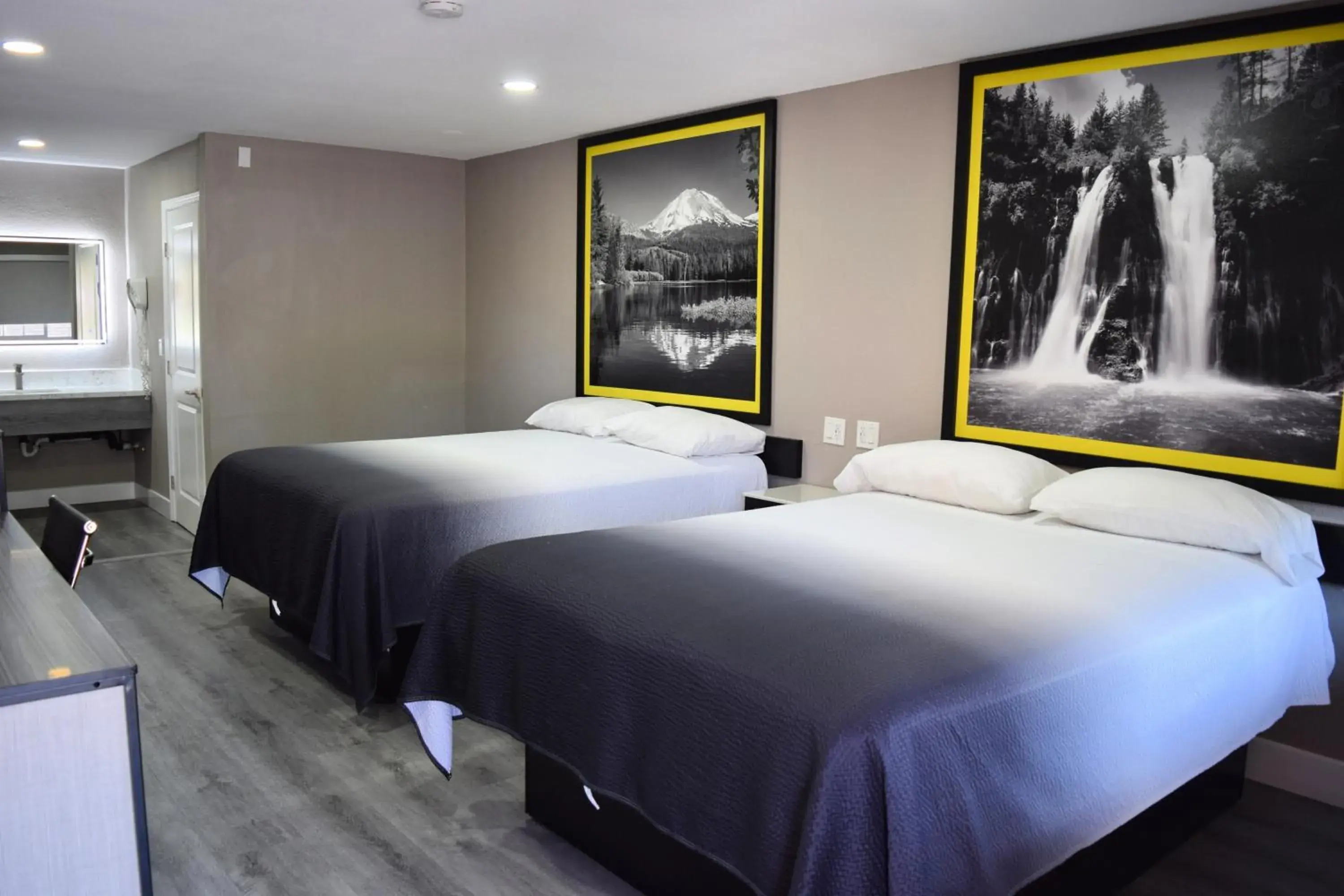 Photo of the whole room, Bed in Super 8 by Wyndham Visalia Photo of the whole room, Bed in Super 8 by Wyndham Visalia