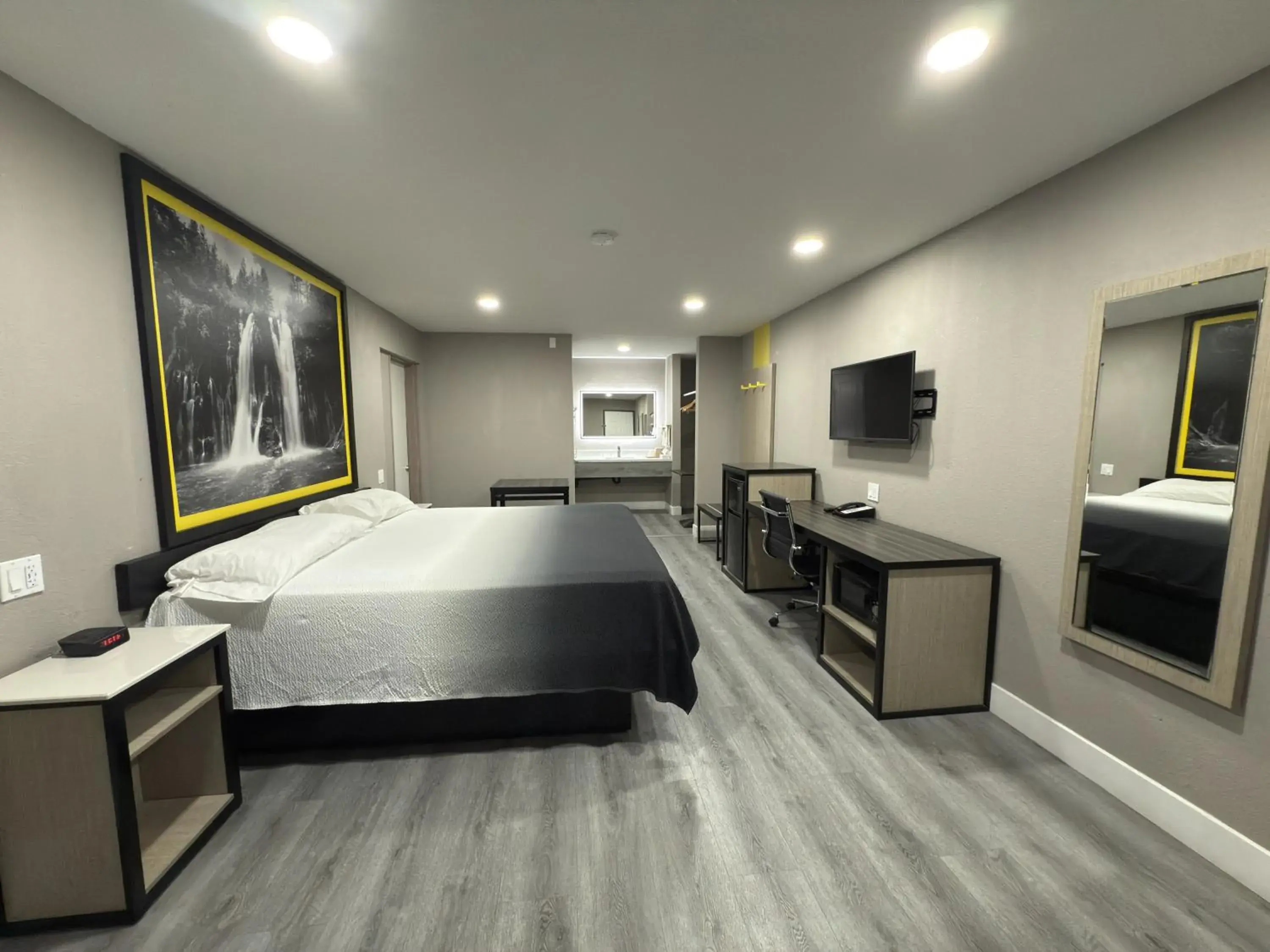 Photo of the whole room, Bed in Super 8 by Wyndham Visalia Photo of the whole room, Bed in Super 8 by Wyndham Visalia