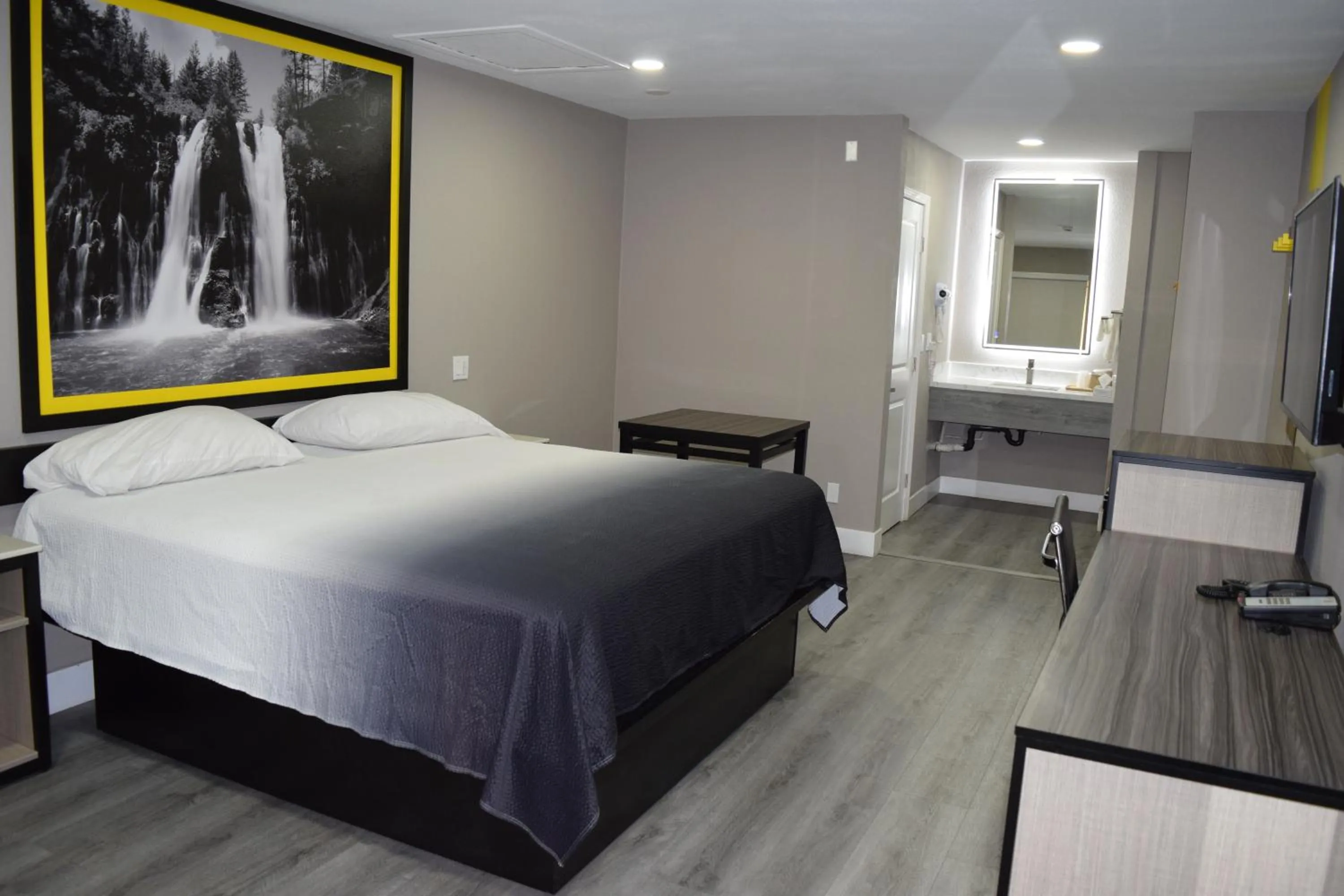 Bedroom, Bed in Super 8 by Wyndham Visalia