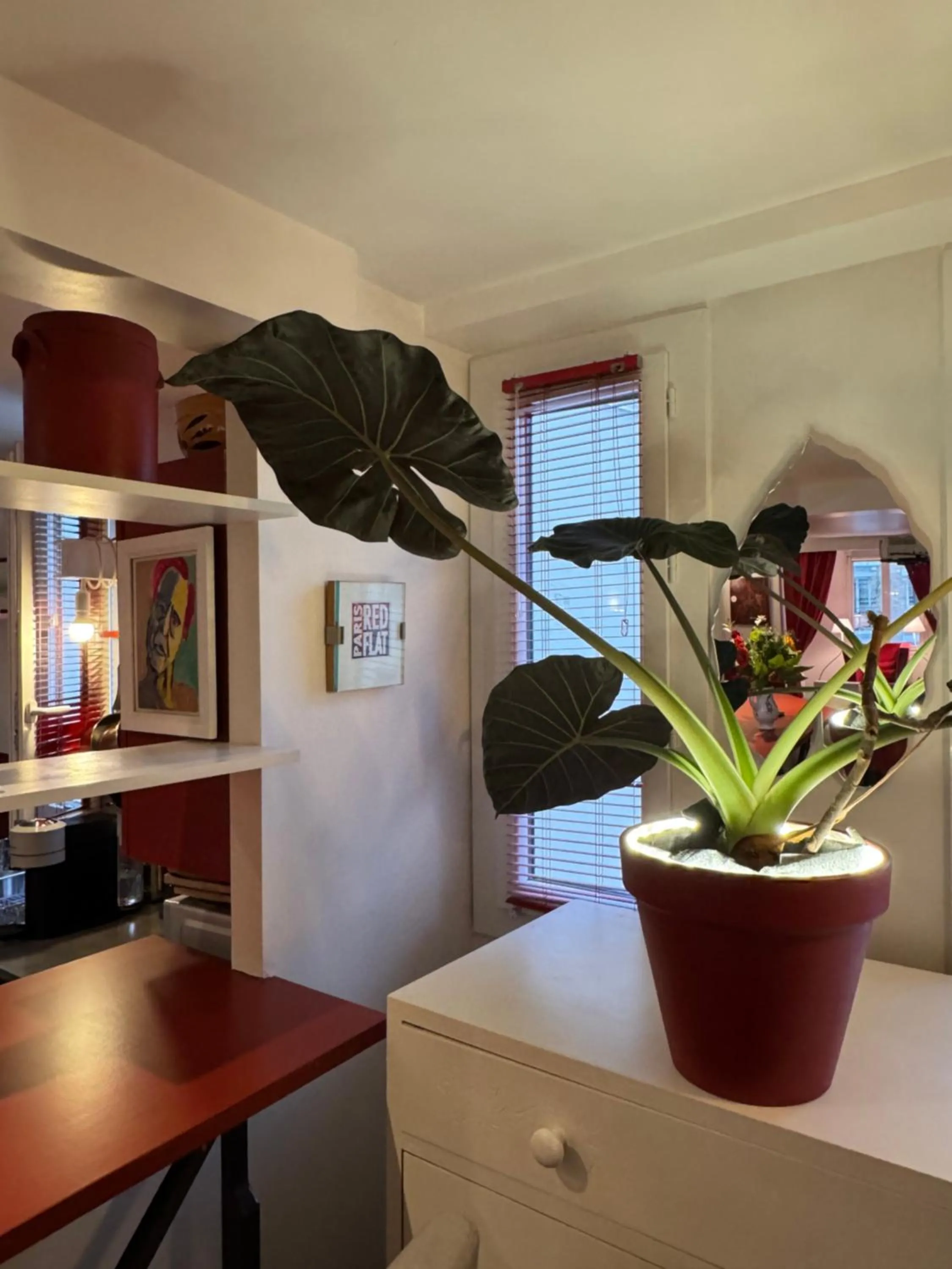 Kitchen or kitchenette in Red Flat Paris
