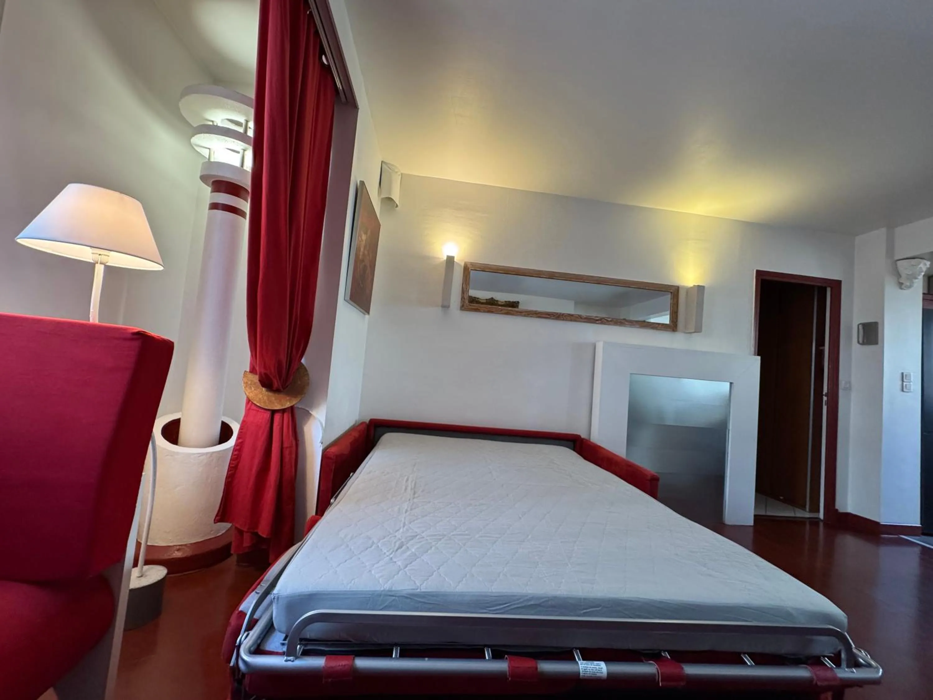 Living room, Bed in Red Flat Paris