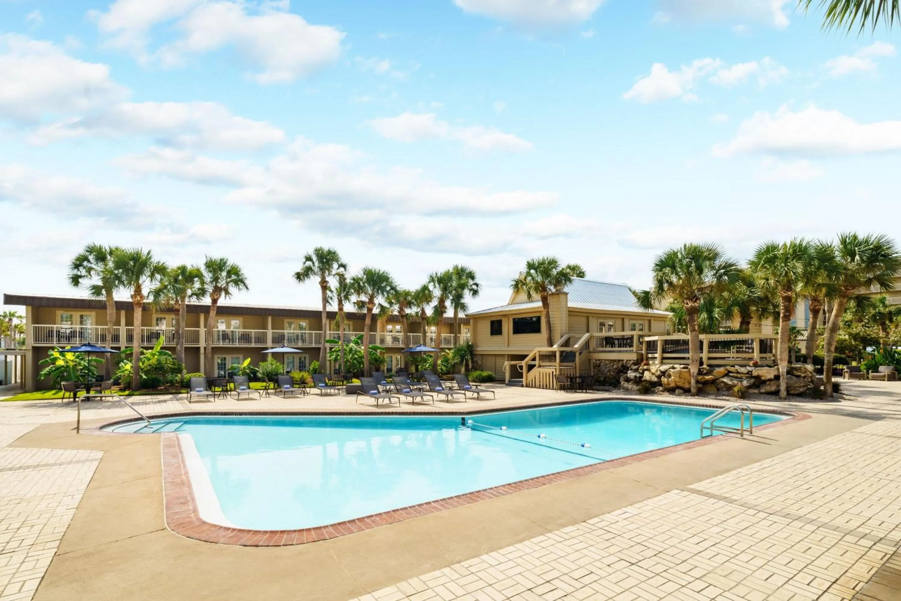 Swimming pool in Four Points by Sheraton Destin - Fort Walton Beach