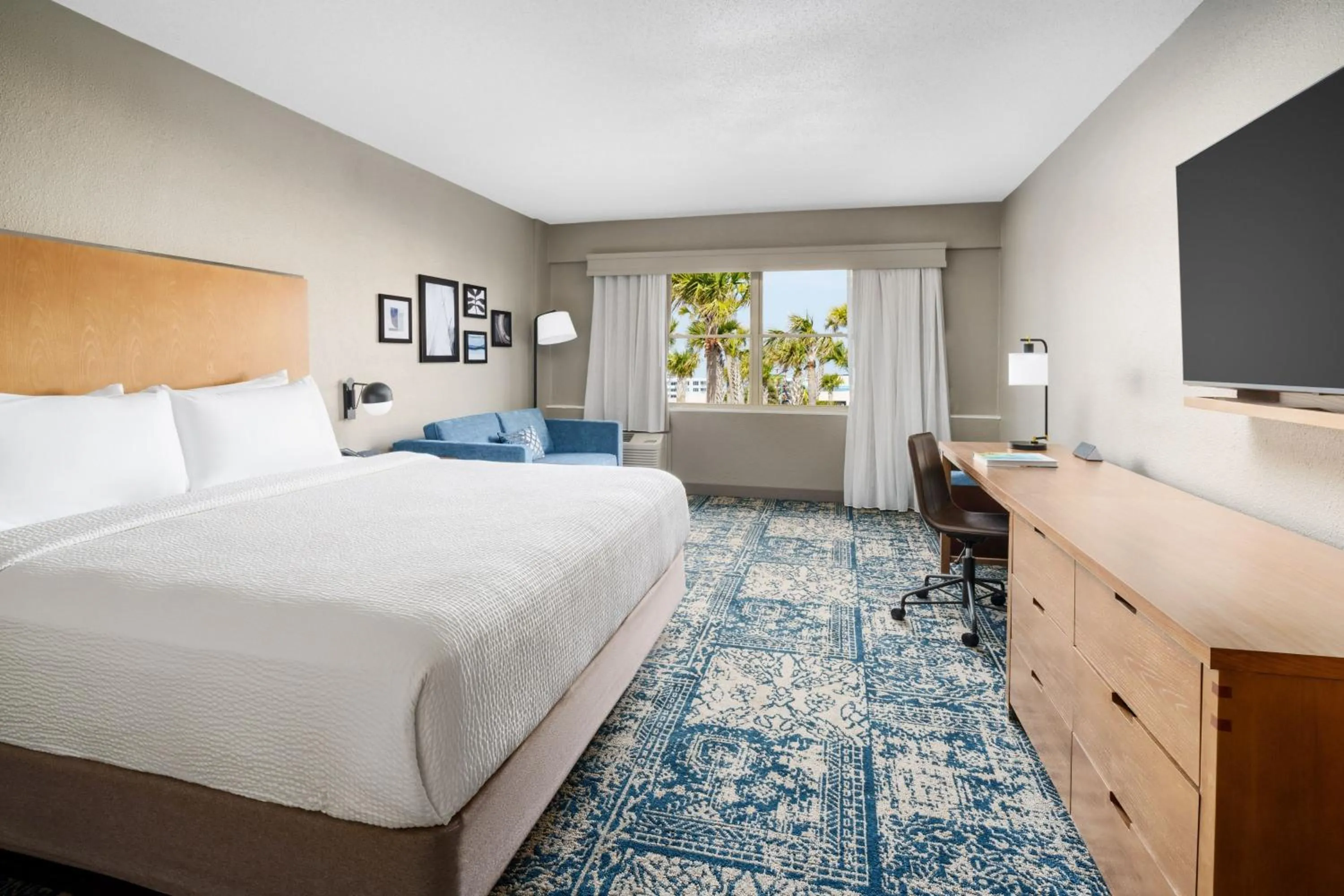 Photo of the whole room, Bed in Four Points by Sheraton Destin - Fort Walton Beach