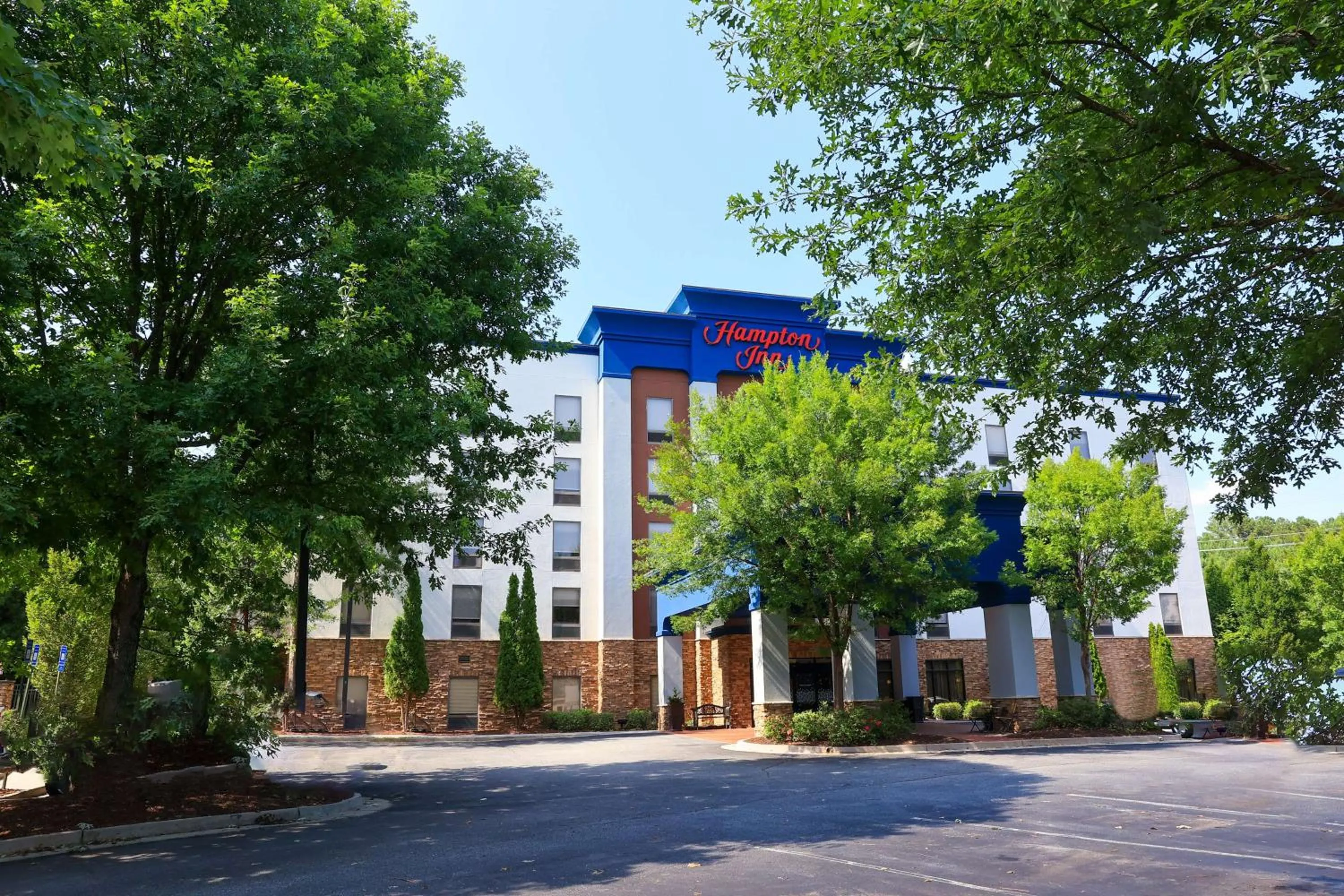 Property building in Hampton Inn Atlanta-Canton