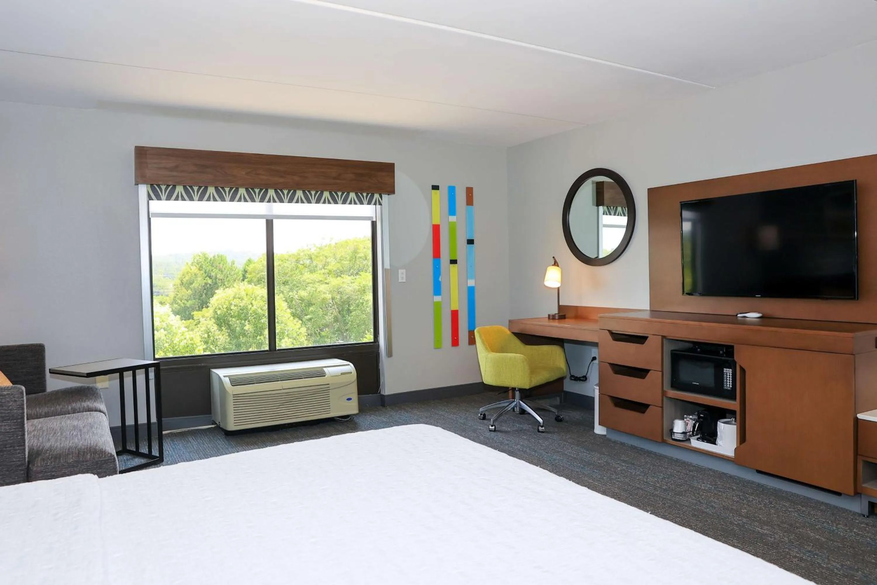 Bedroom, Bed in Hampton Inn Atlanta-Canton