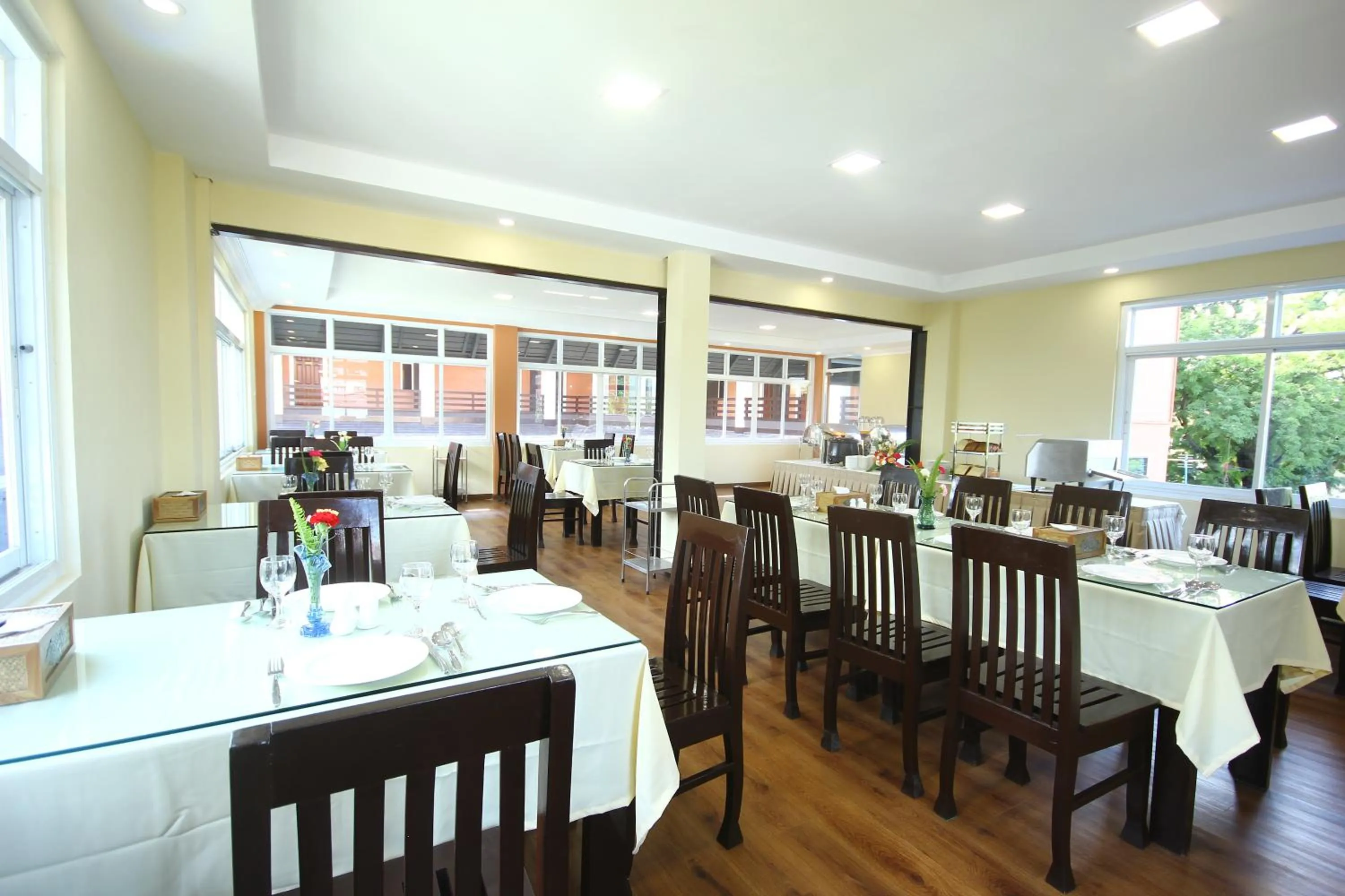 Restaurant/places to eat in Immana Grand Inle Hotel