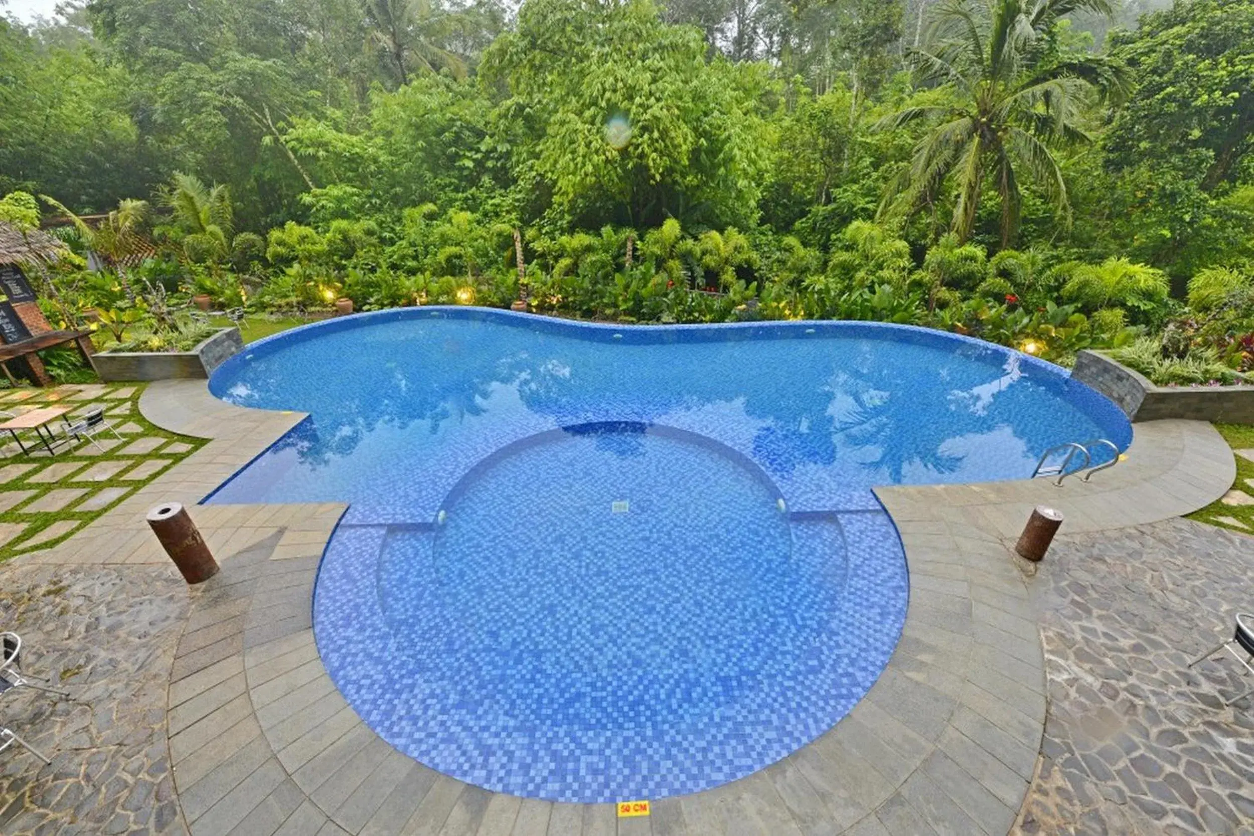 Swimming pool in Famvida Hotel Lubuklinggau Swimming pool in Famvida Hotel Lubuklinggau