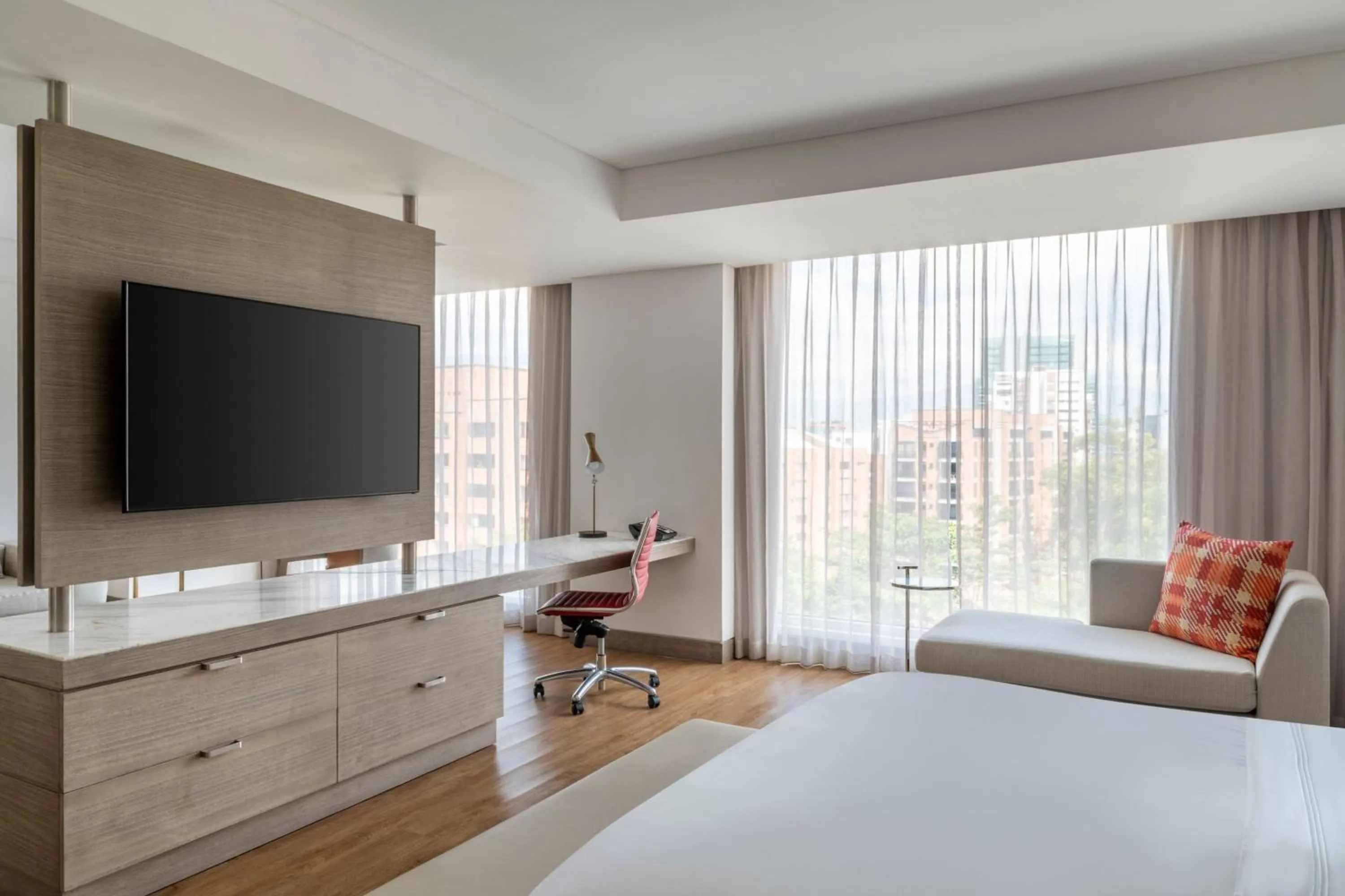 Photo of the whole room, Bed in Medellin Marriott Hotel