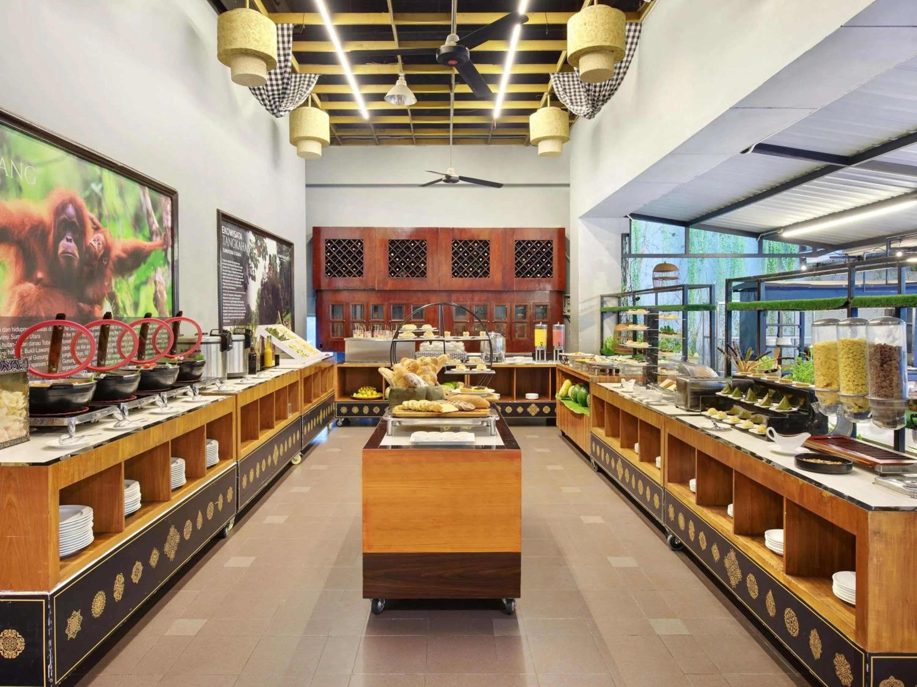 Restaurant/places to eat in Grand Mercure Medan Angkasa