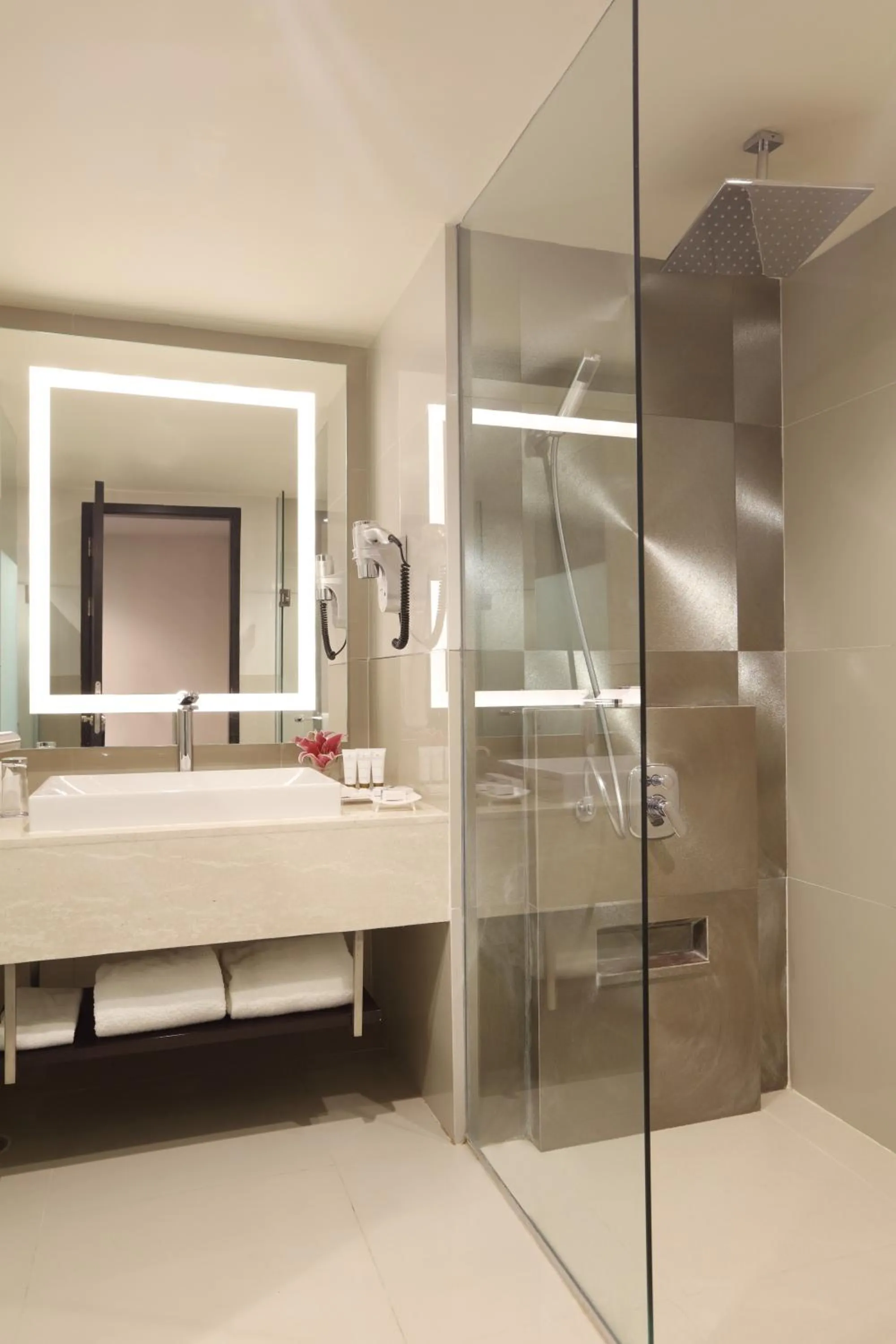 Shower, Bed in Grand Mercure Medan Angkasa