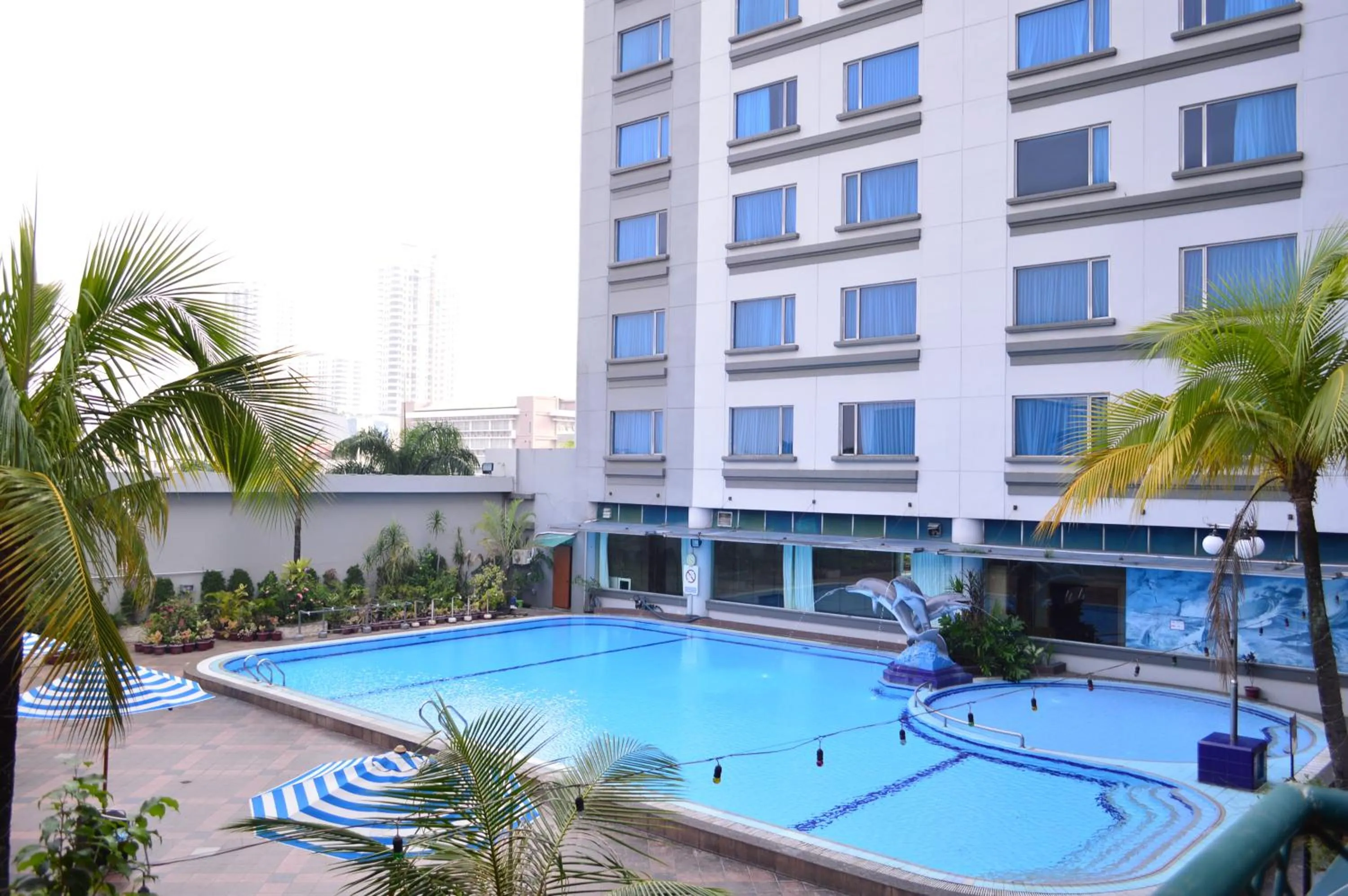 Swimming pool in Grand Mercure Medan Angkasa