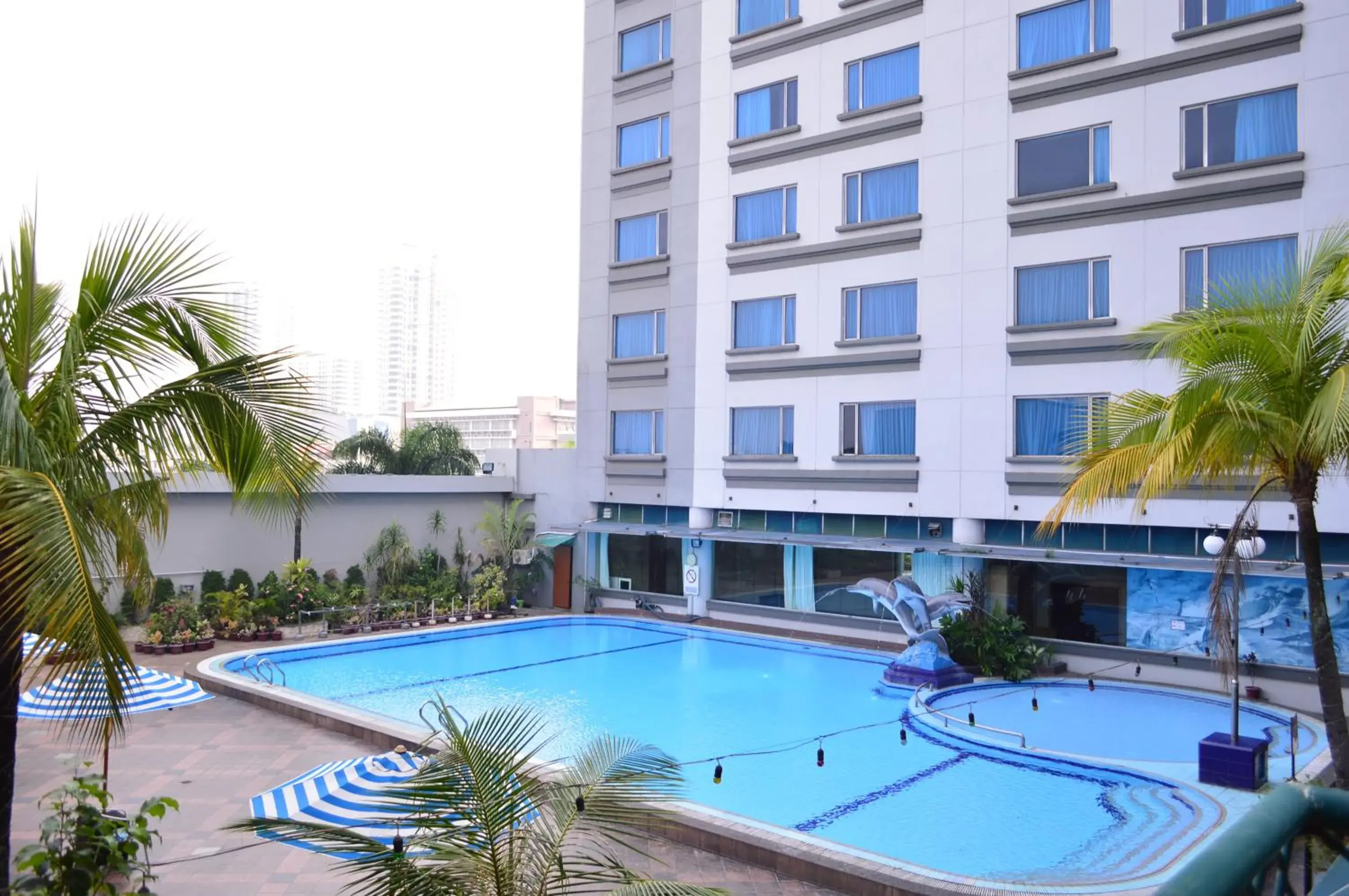 Swimming pool in Grand Mercure Medan Angkasa Swimming pool in Grand Mercure Medan Angkasa