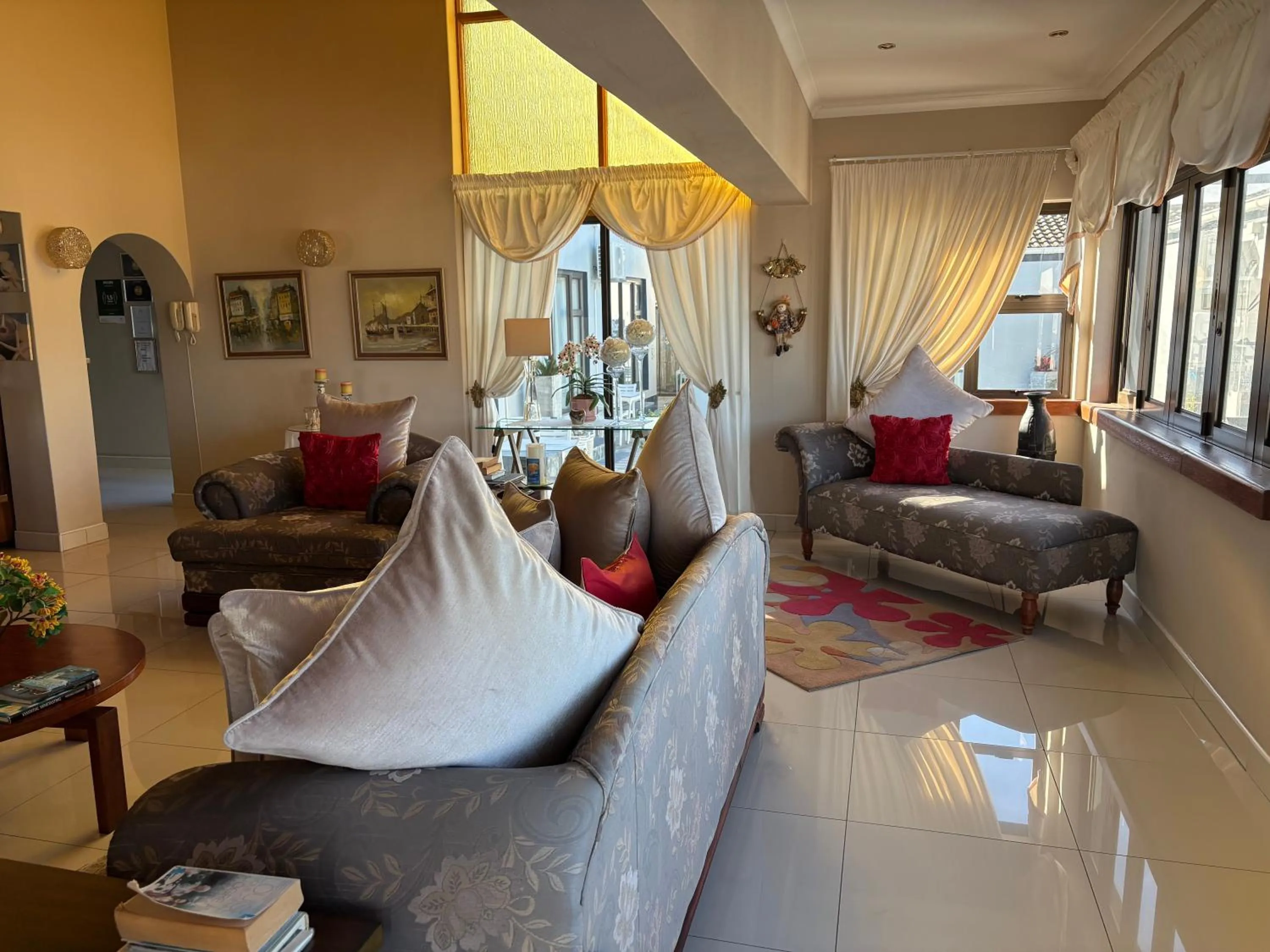 Communal lounge/ TV room in Le Blue Guesthouse