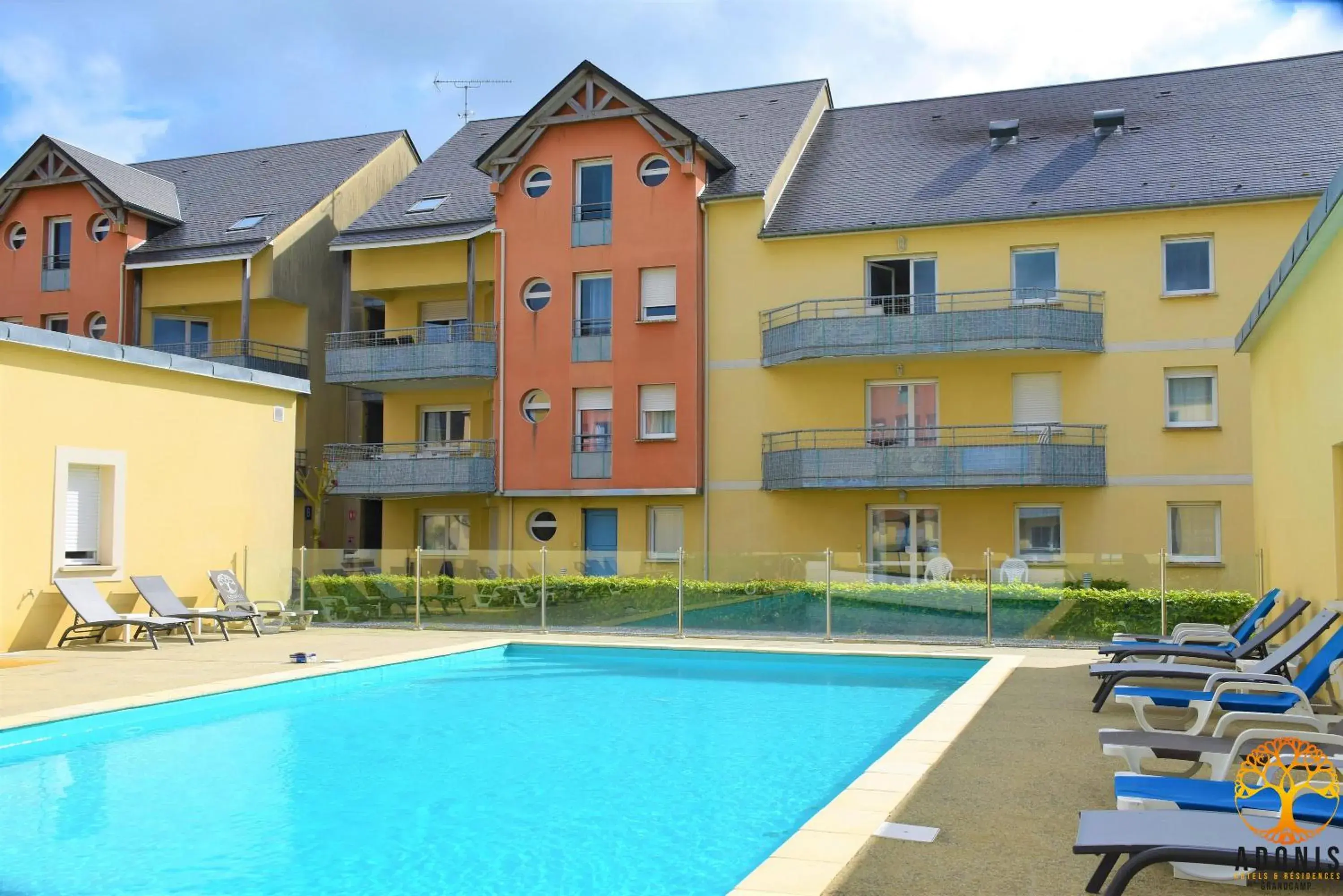 Property building in Adonis Grandcamp - Résidence Les Isles De Sola Property building in Adonis Grandcamp - Résidence Les Isles De Sola
