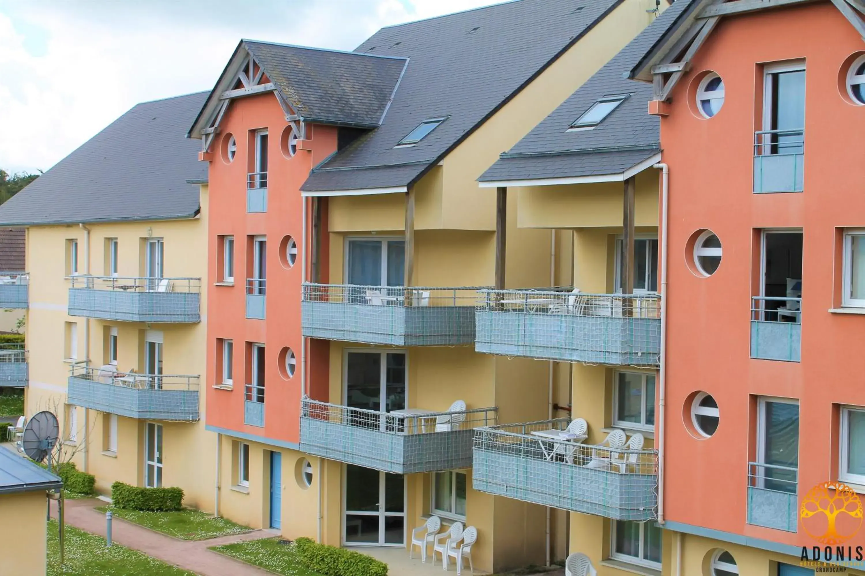 Property building in Adonis Grandcamp - Résidence Les Isles De Sola Property building in Adonis Grandcamp - Résidence Les Isles De Sola