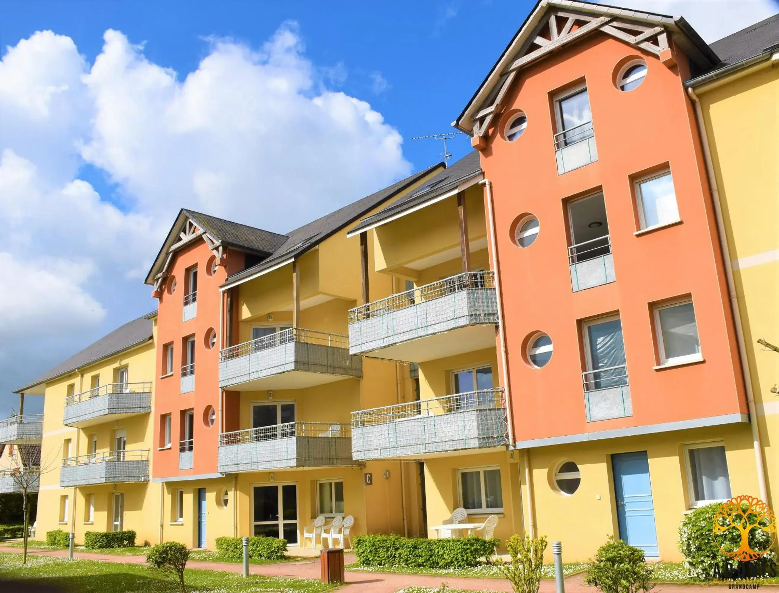 Property building in Adonis Grandcamp - Résidence Les Isles De Sola Property building in Adonis Grandcamp - Résidence Les Isles De Sola