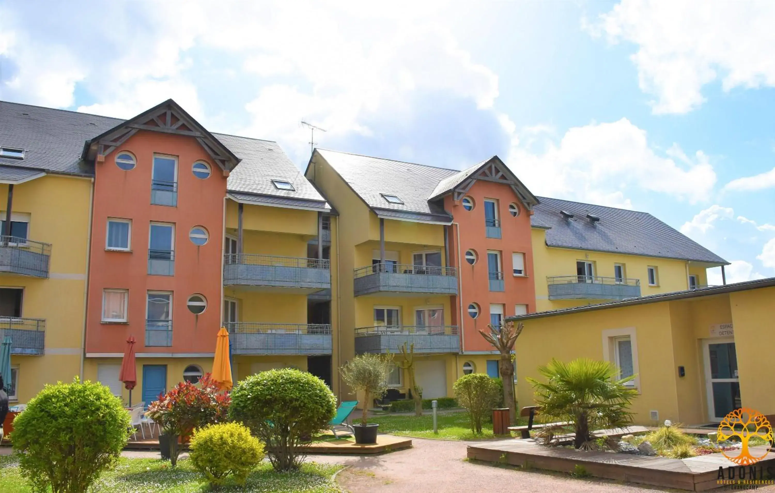 Property building in Adonis Grandcamp - Résidence Les Isles De Sola Property building in Adonis Grandcamp - Résidence Les Isles De Sola