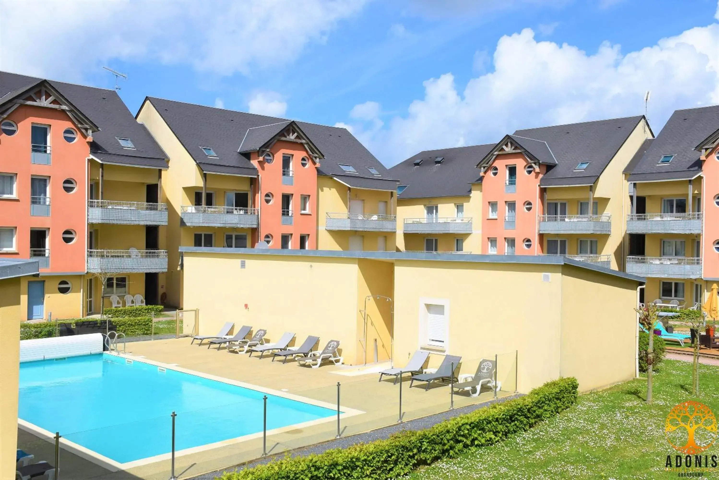 Property building in Adonis Grandcamp - Résidence Les Isles De Sola Property building in Adonis Grandcamp - Résidence Les Isles De Sola