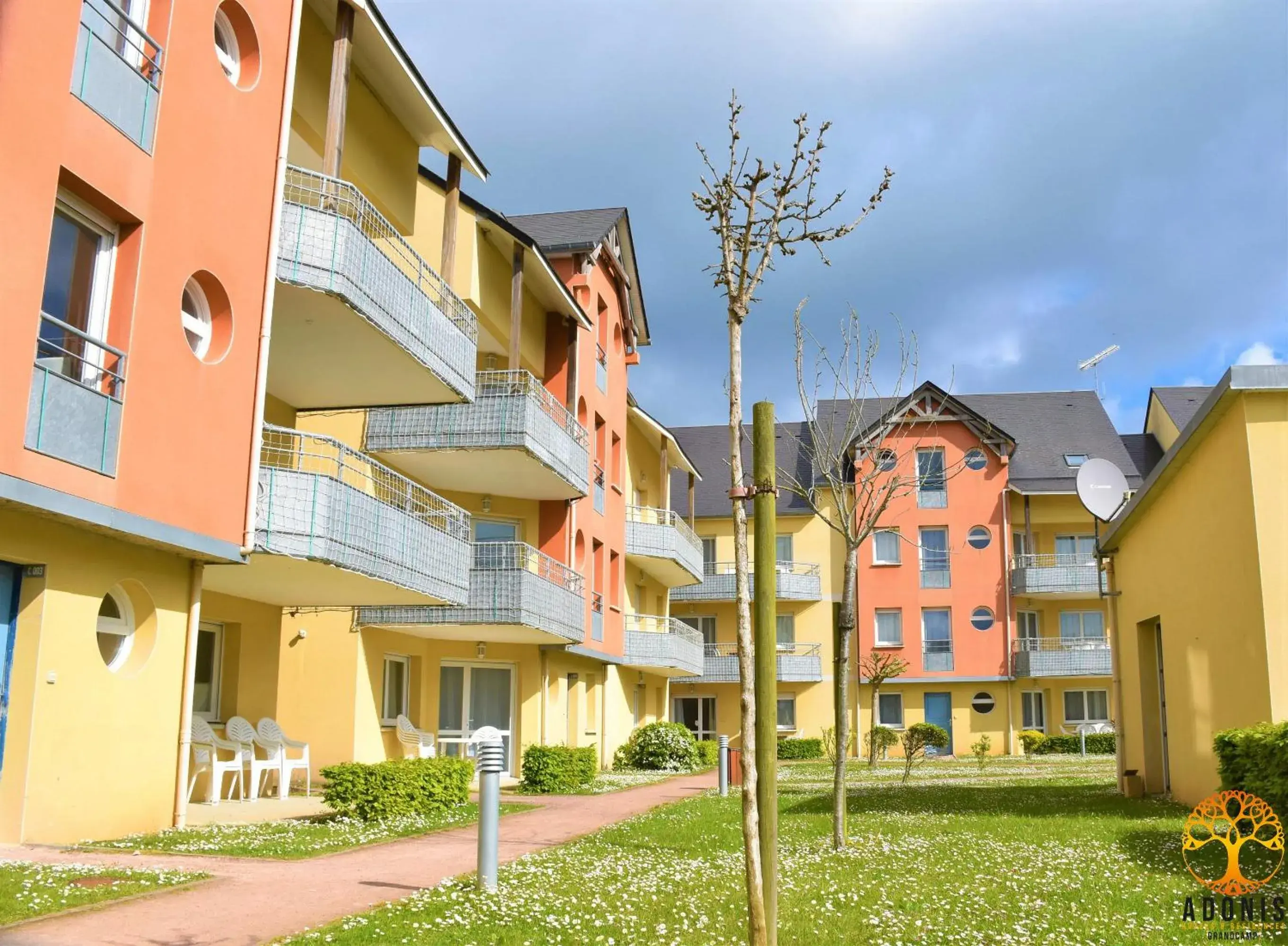 Property building in Adonis Grandcamp - Résidence Les Isles De Sola Property building in Adonis Grandcamp - Résidence Les Isles De Sola