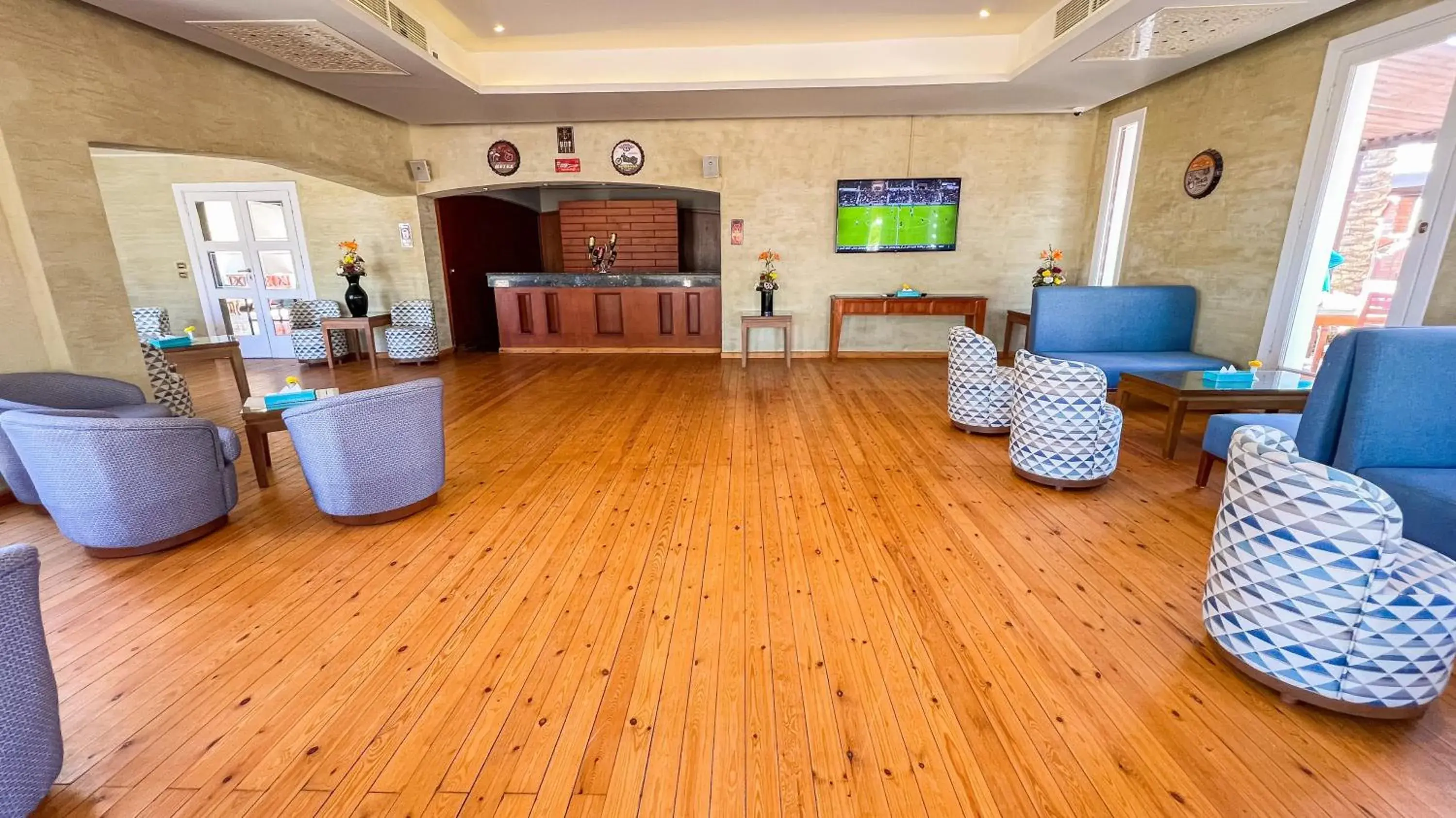 Seating area, Lobby/Reception in Club Reef Resort