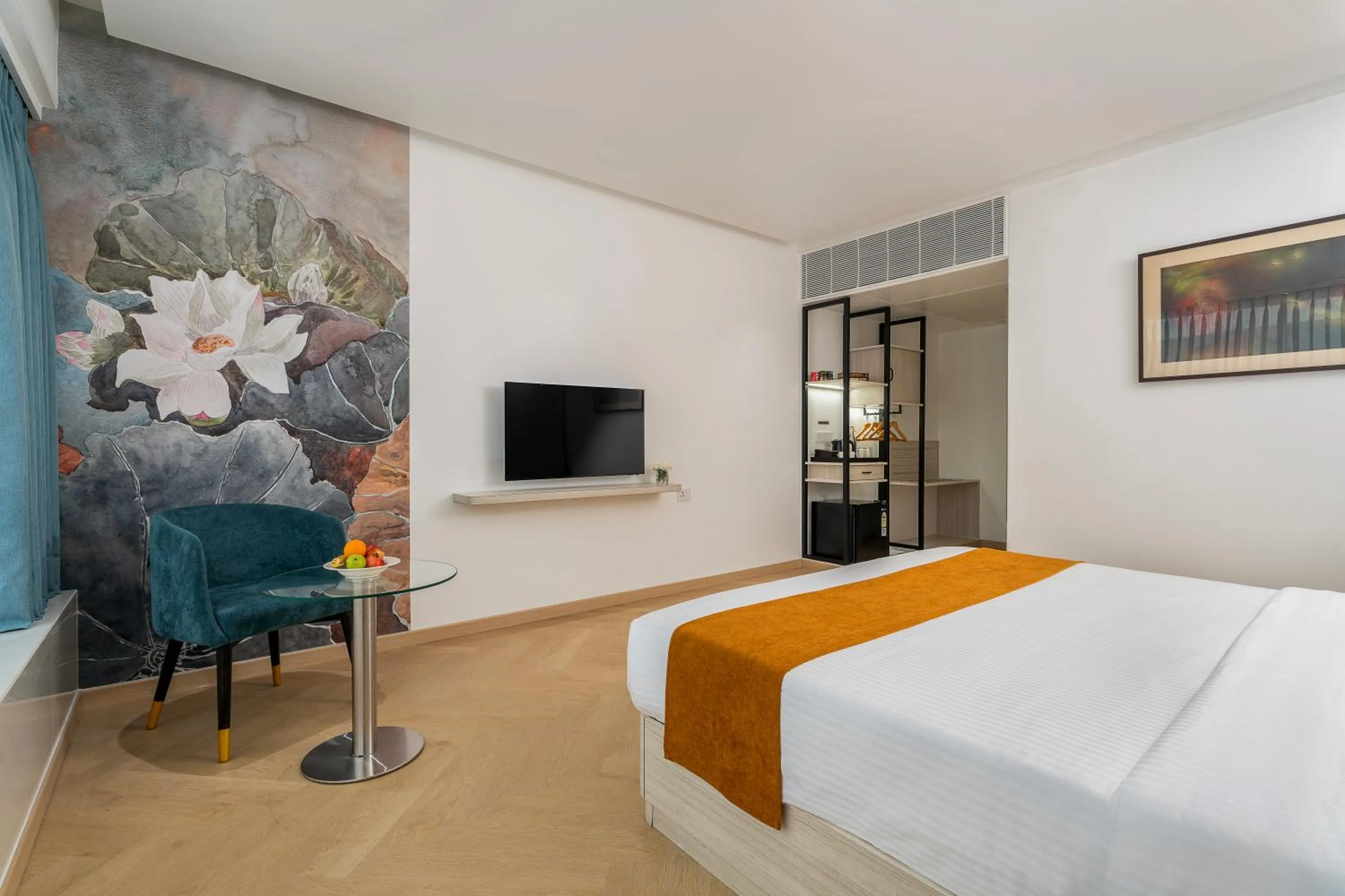 Bed in Hotel Kohinoor Continental, Airport - Newly Renovated