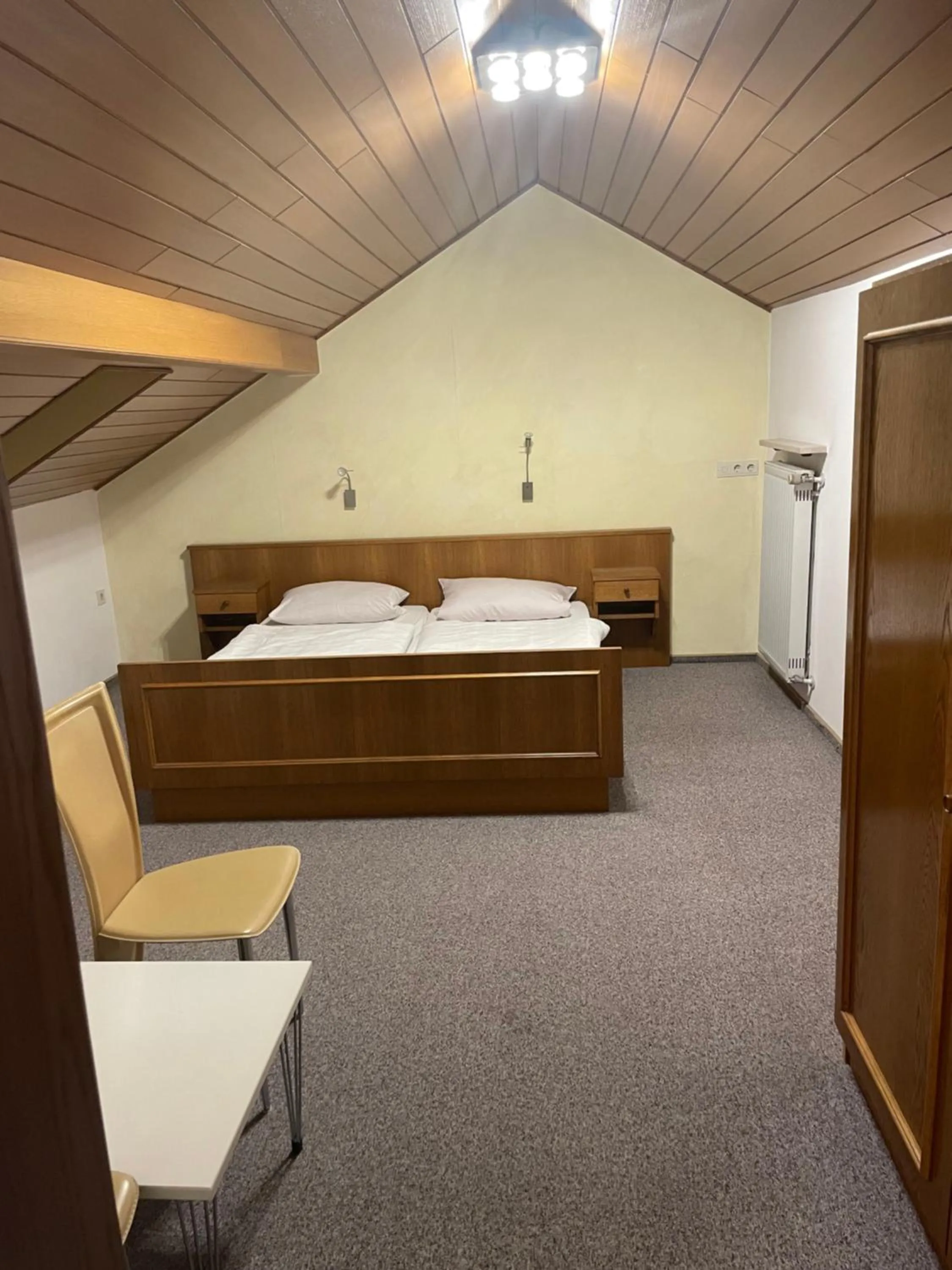 Photo of the whole room, Bed in Rinchnacher Hof